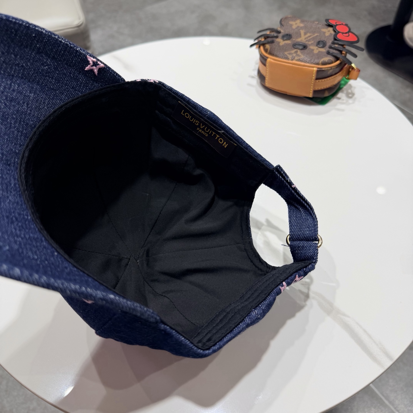 LV牛仔棒球帽，标志性的品牌Logo贴布，经典奢华混搭复古休闲，非常适合打造高质感的街头时尚造型