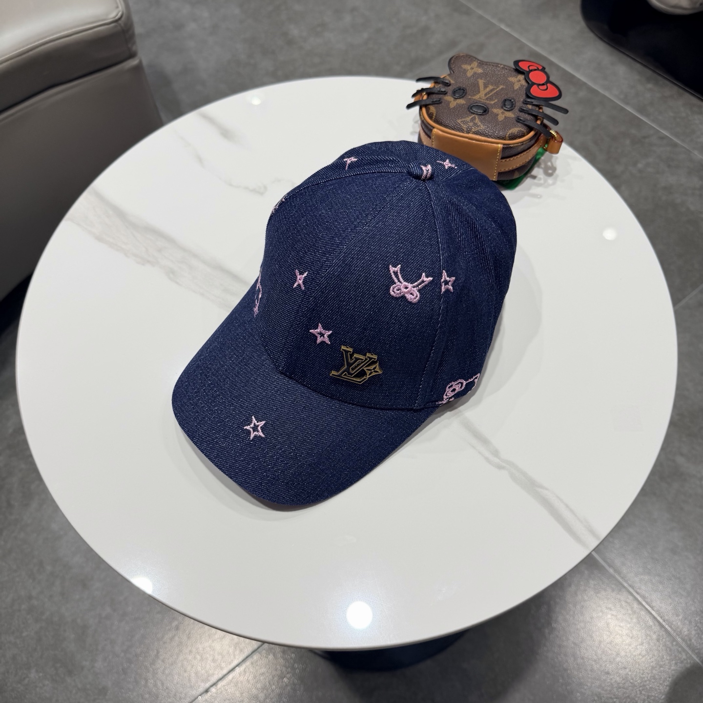 LV牛仔棒球帽，标志性的品牌Logo贴布，经典奢华混搭复古休闲，非常适合打造高质感的街头时尚造型