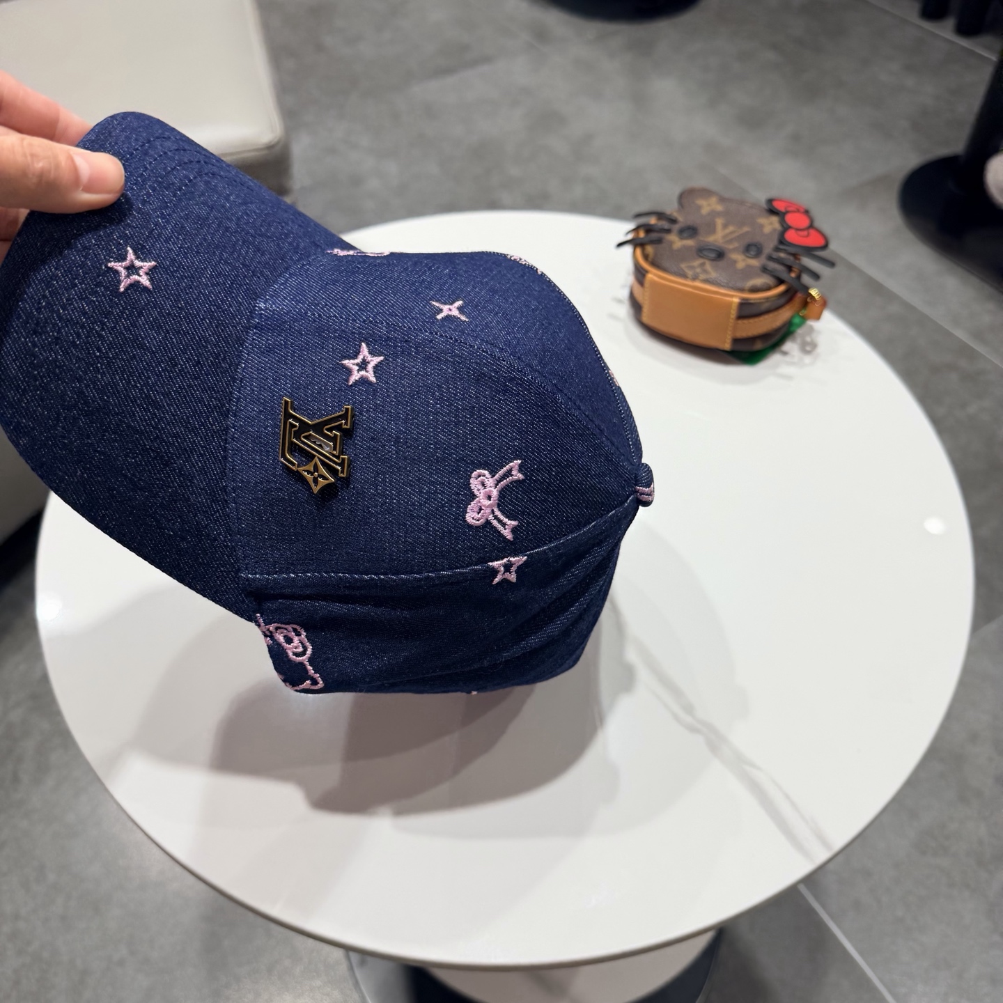 LV牛仔棒球帽，标志性的品牌Logo贴布，经典奢华混搭复古休闲，非常适合打造高质感的街头时尚造型