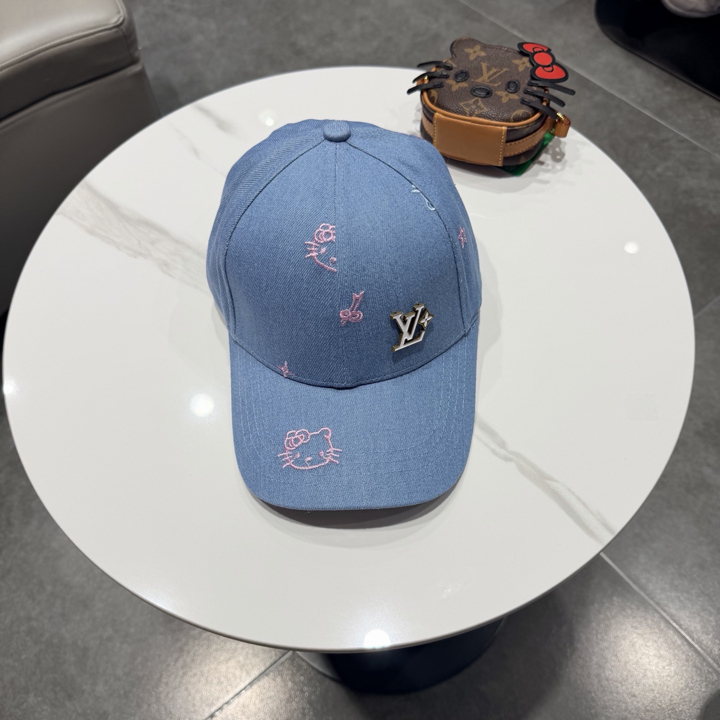 LV牛仔棒球帽，标志性的品牌Logo贴布，经典奢华混搭复古休闲，非常适合打造高质感的街头时尚造型