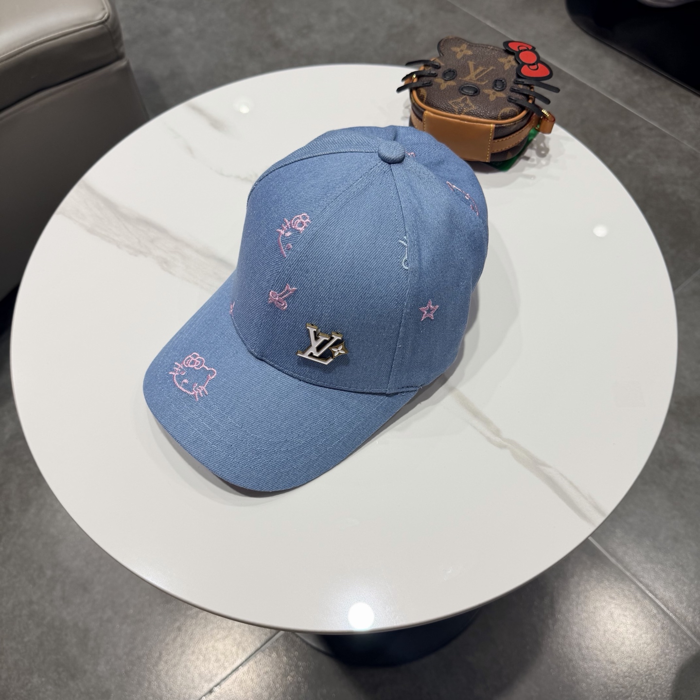 LV牛仔棒球帽，标志性的品牌Logo贴布，经典奢华混搭复古休闲，非常适合打造高质感的街头时尚造型