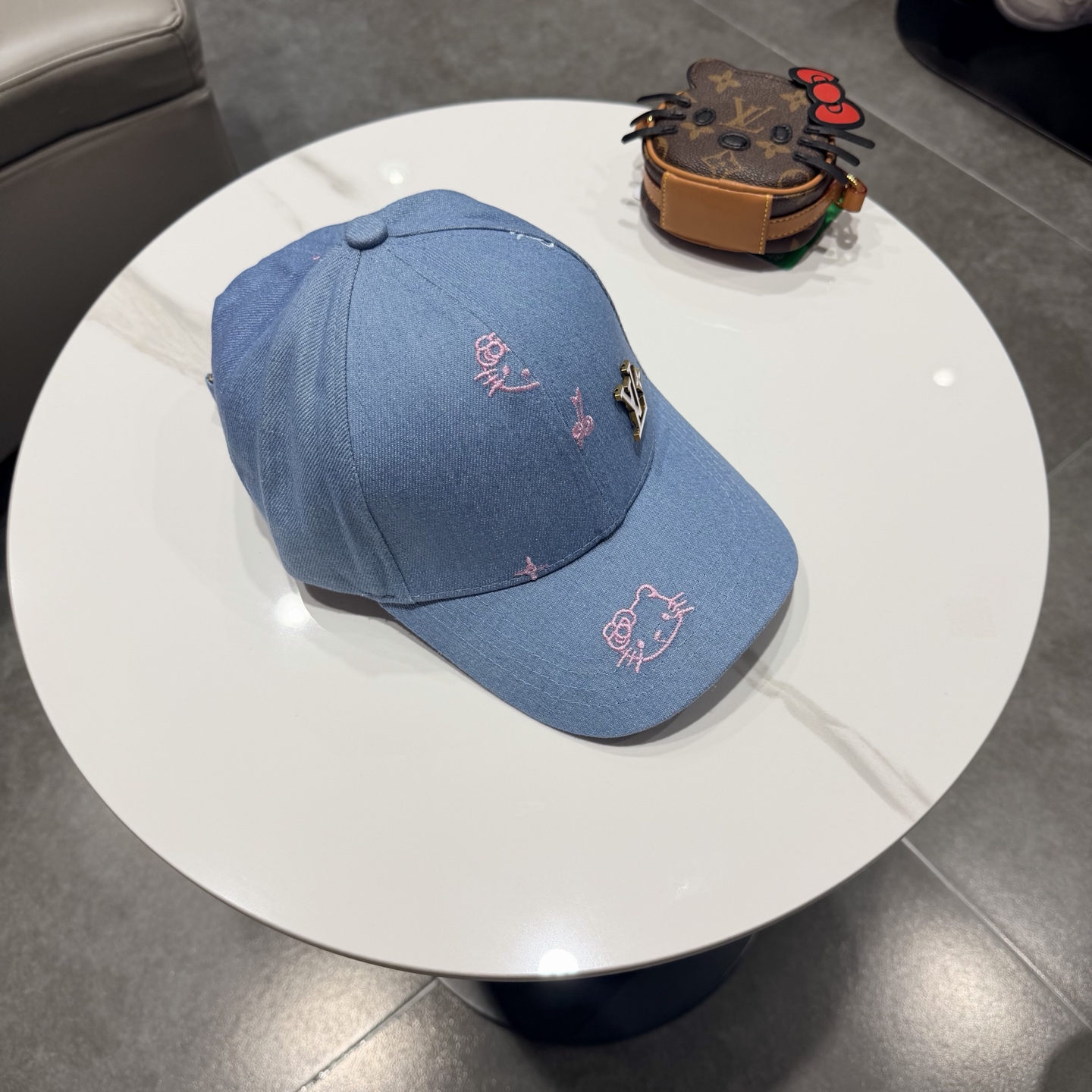 LV牛仔棒球帽，标志性的品牌Logo贴布，经典奢华混搭复古休闲，非常适合打造高质感的街头时尚造型