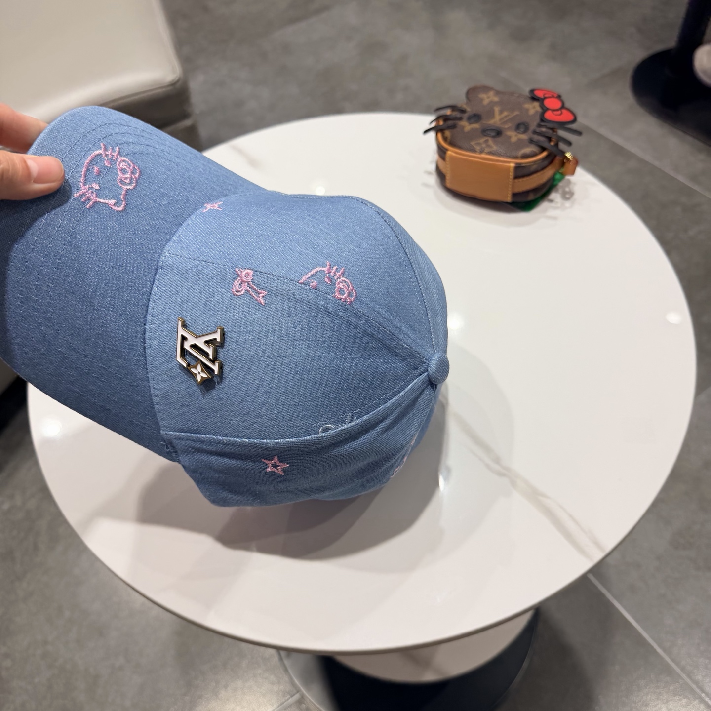 LV牛仔棒球帽，标志性的品牌Logo贴布，经典奢华混搭复古休闲，非常适合打造高质感的街头时尚造型