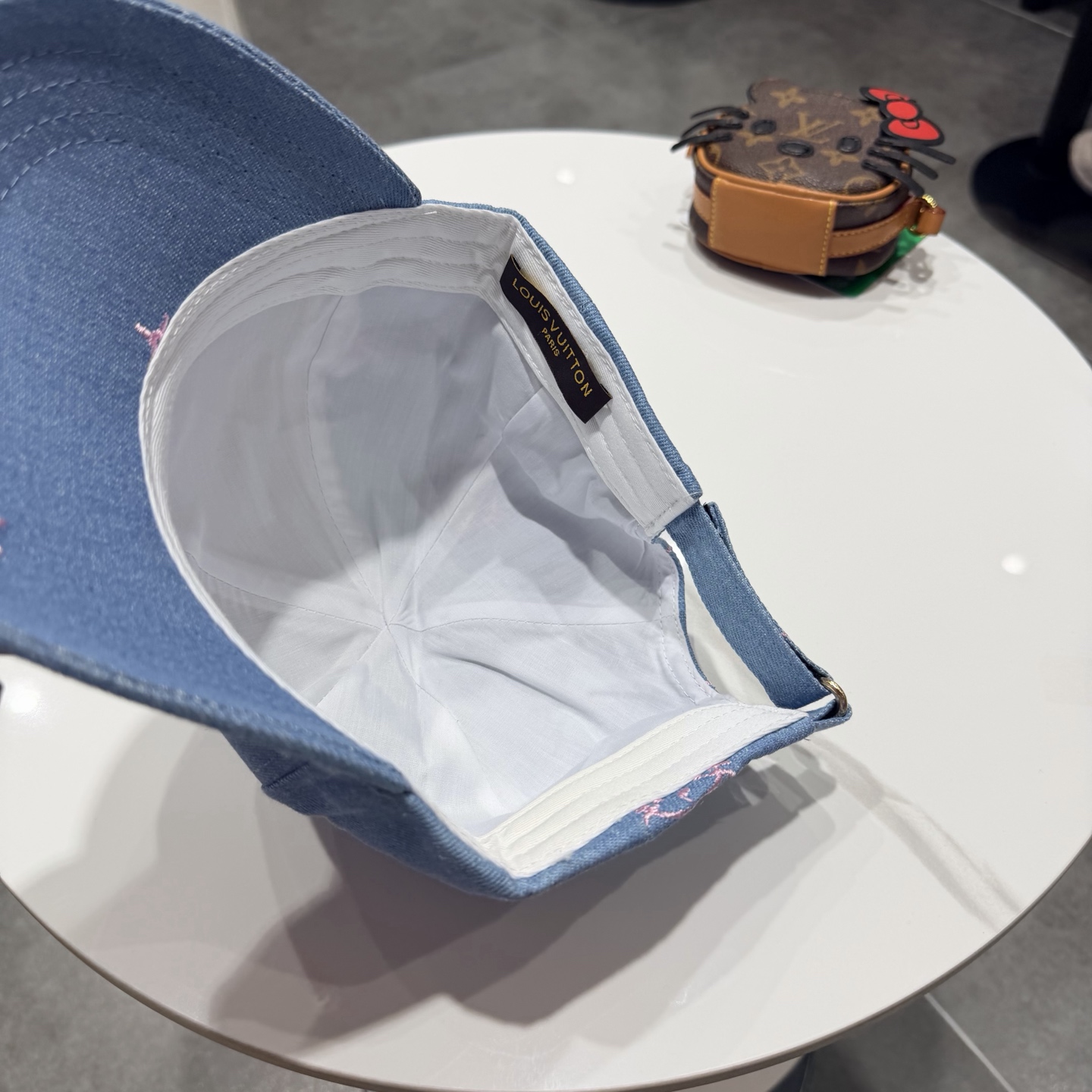 LV牛仔棒球帽，标志性的品牌Logo贴布，经典奢华混搭复古休闲，非常适合打造高质感的街头时尚造型