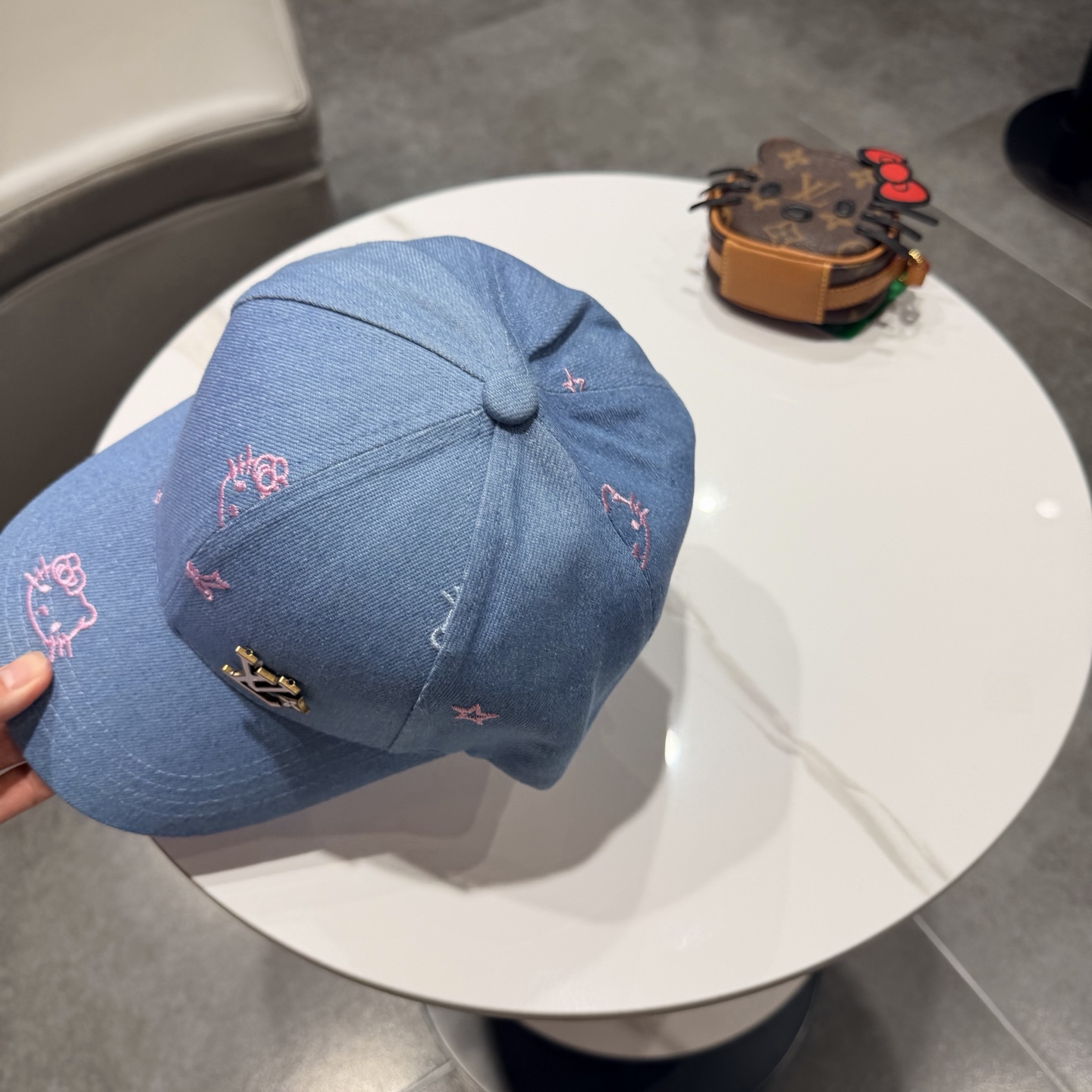 LV牛仔棒球帽，标志性的品牌Logo贴布，经典奢华混搭复古休闲，非常适合打造高质感的街头时尚造型