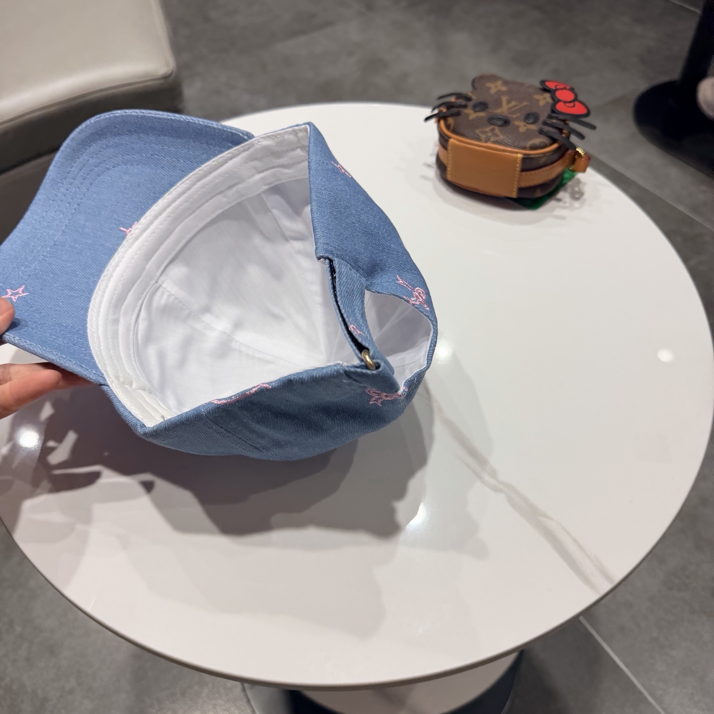 LV牛仔棒球帽，标志性的品牌Logo贴布，经典奢华混搭复古休闲，非常适合打造高质感的街头时尚造型