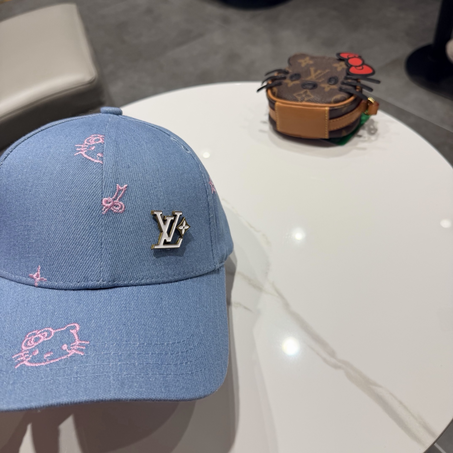 LV牛仔棒球帽，标志性的品牌Logo贴布，经典奢华混搭复古休闲，非常适合打造高质感的街头时尚造型