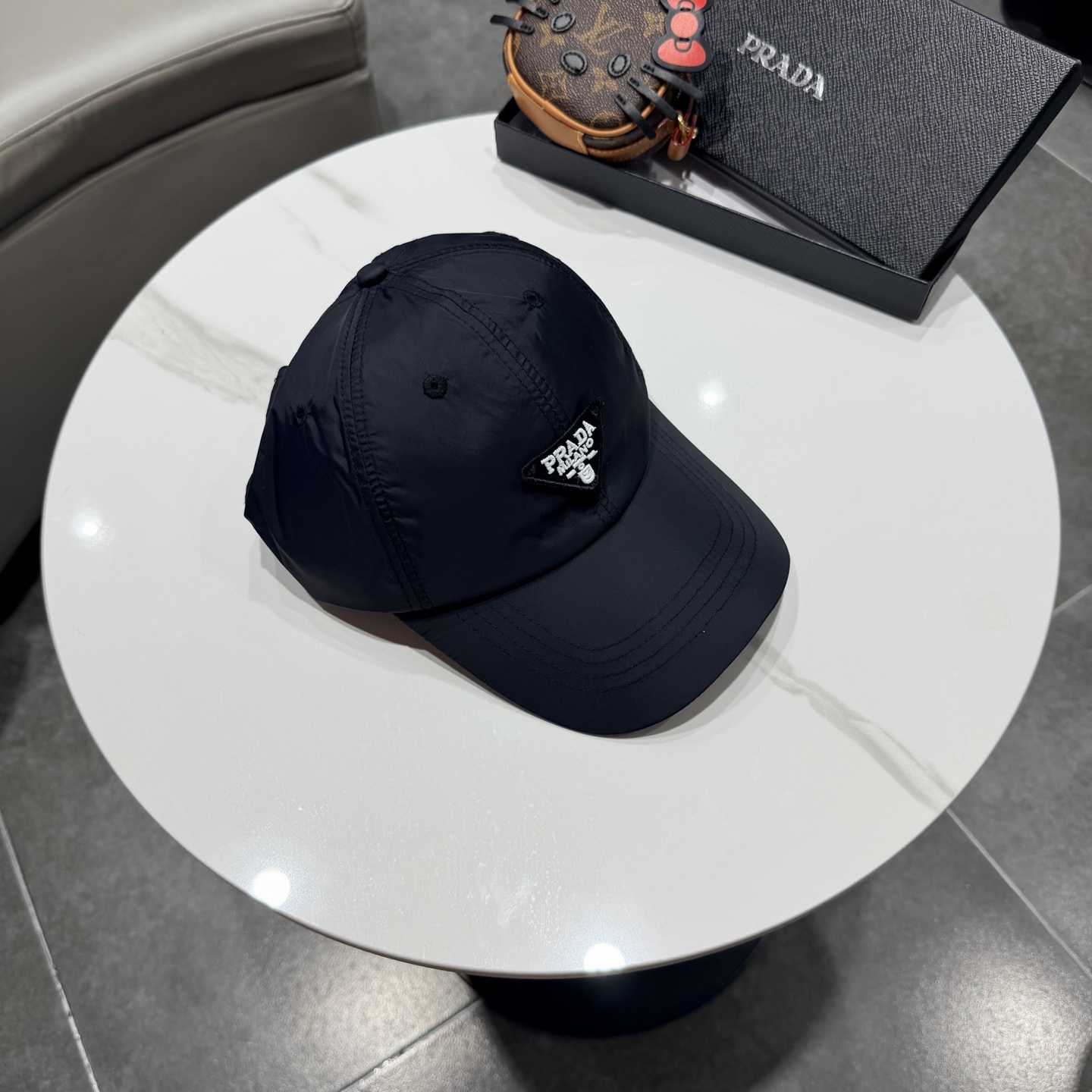 普拉达 经典棒球帽设计感超强，让人耳目一新头型非常好，可以修饰各种头型，实力百搭款