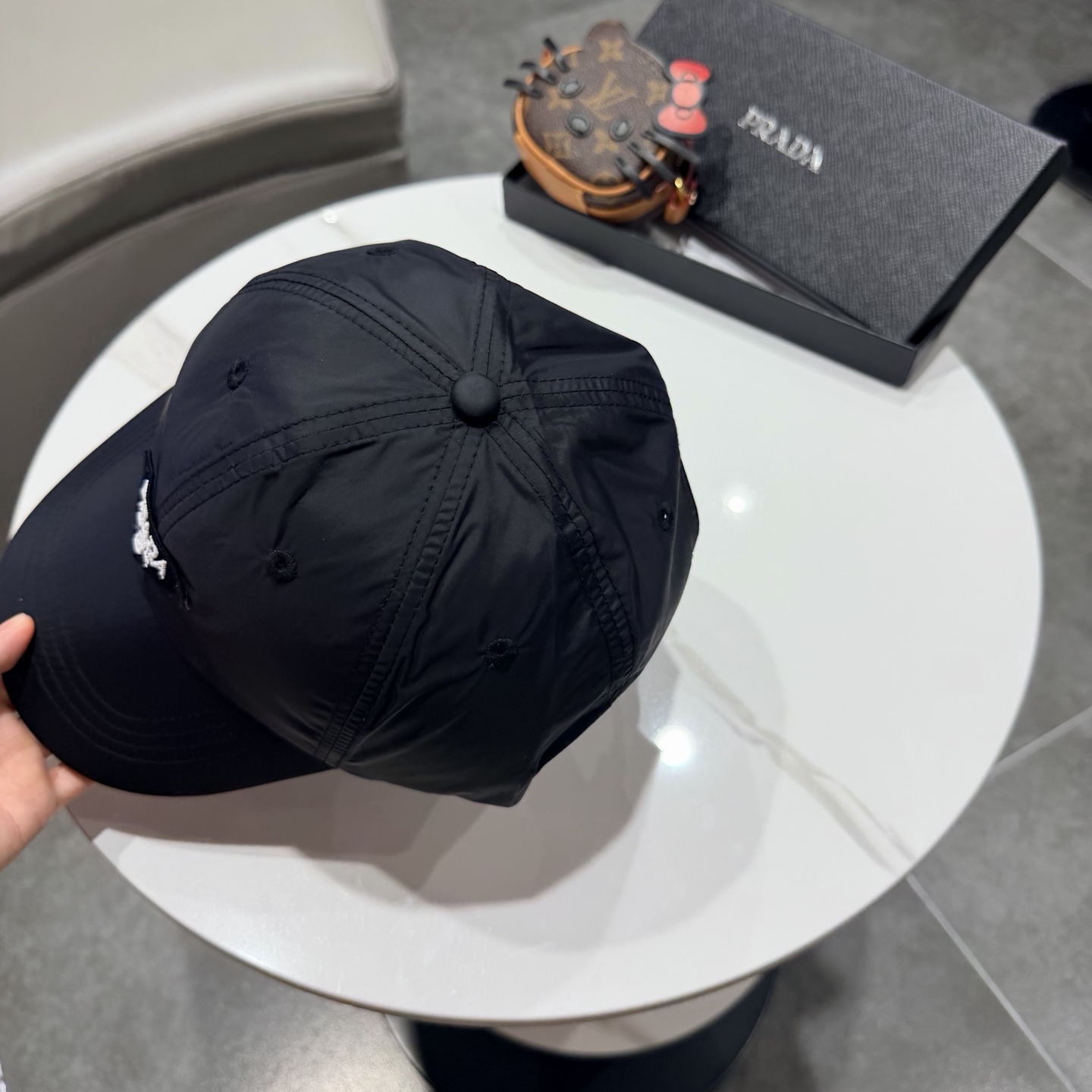 普拉达 经典棒球帽设计感超强，让人耳目一新头型非常好，可以修饰各种头型，实力百搭款