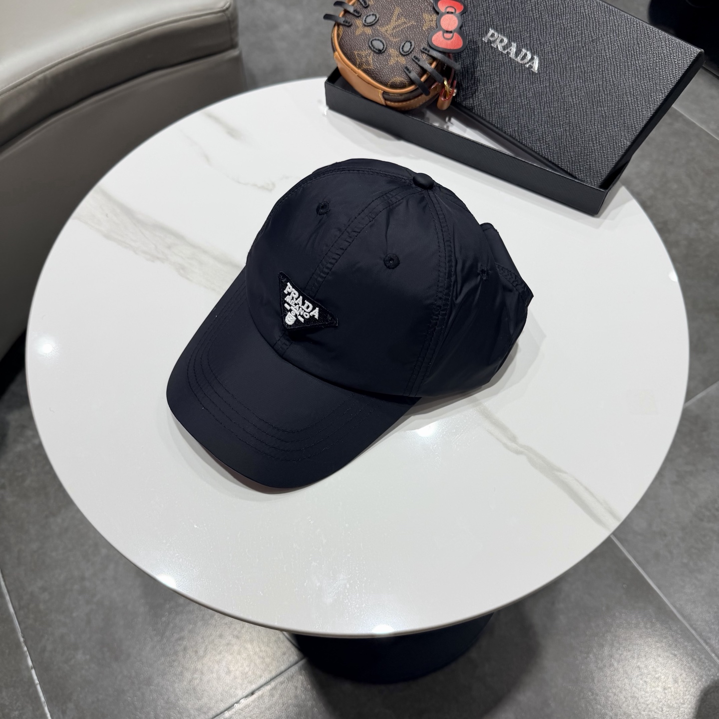 普拉达 经典棒球帽设计感超强，让人耳目一新头型非常好，可以修饰各种头型，实力百搭款