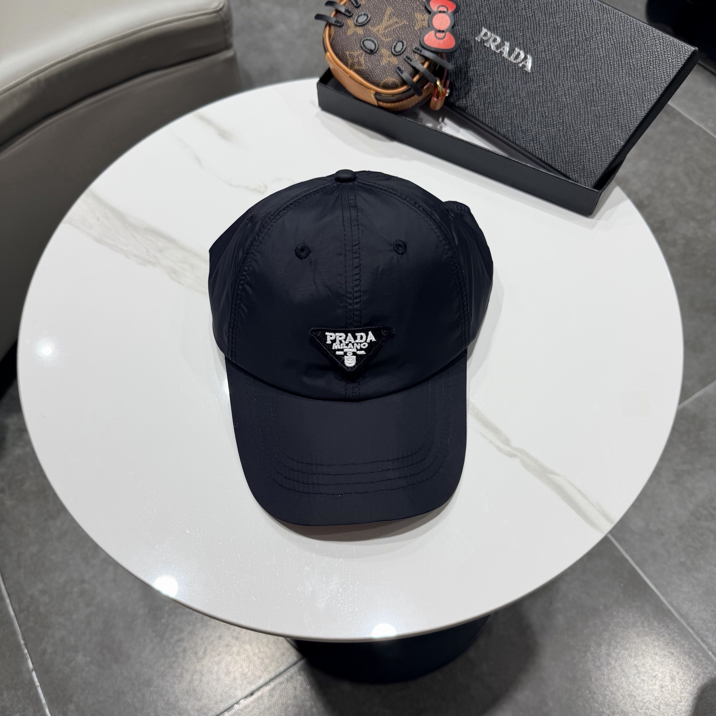 普拉达 经典棒球帽设计感超强，让人耳目一新头型非常好，可以修饰各种头型，实力百搭款