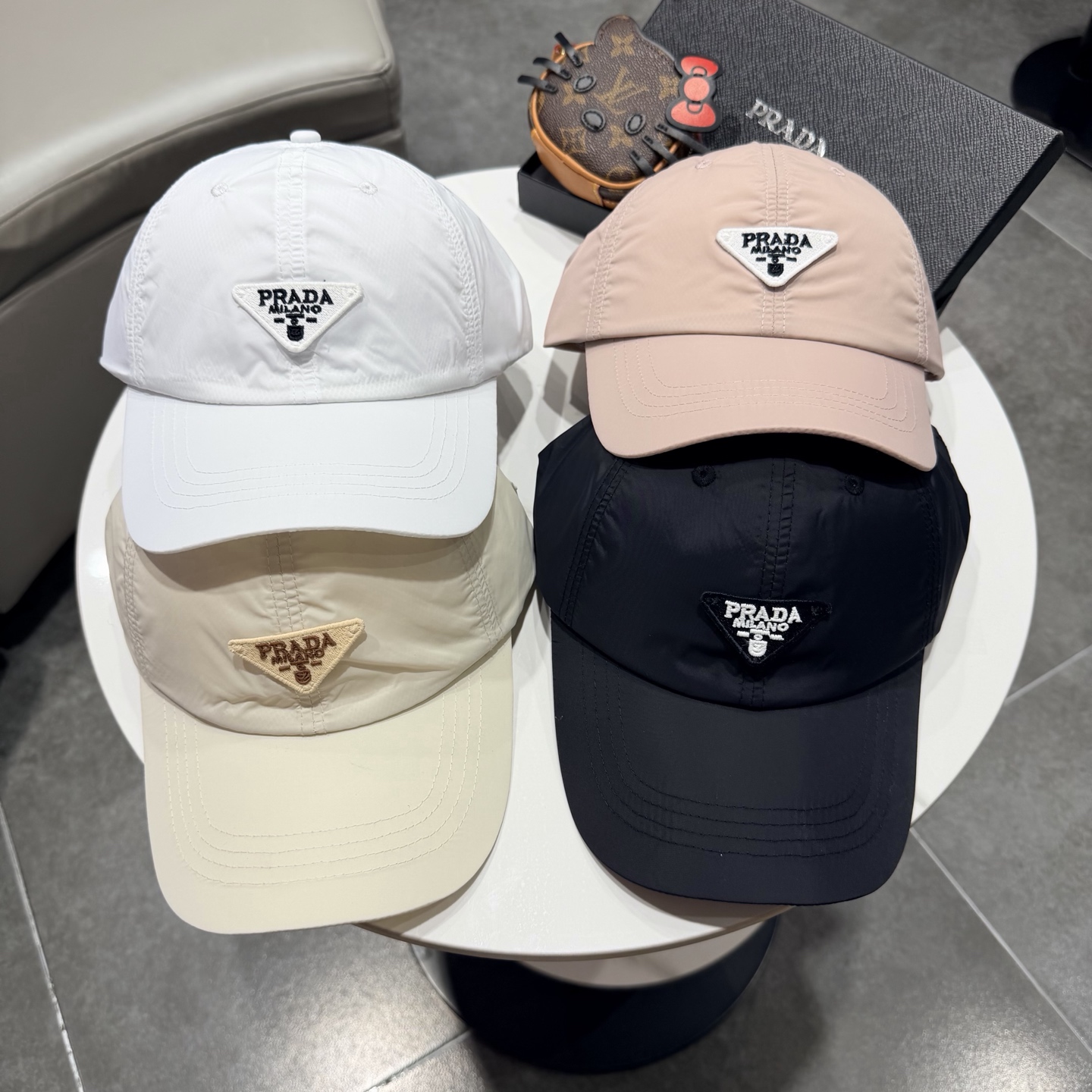 普拉达 经典棒球帽设计感超强，让人耳目一新头型非常好，可以修饰各种头型，实力百搭款
