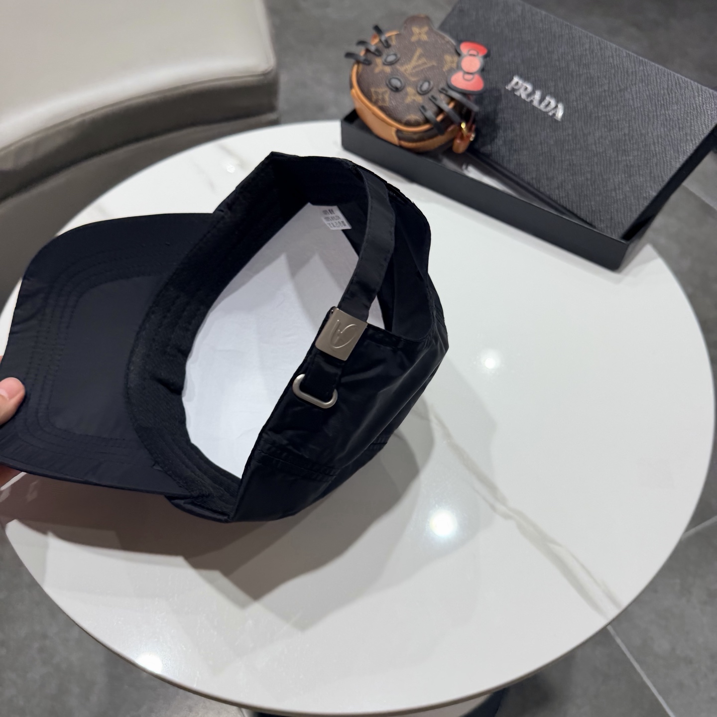 普拉达 经典棒球帽设计感超强，让人耳目一新头型非常好，可以修饰各种头型，实力百搭款