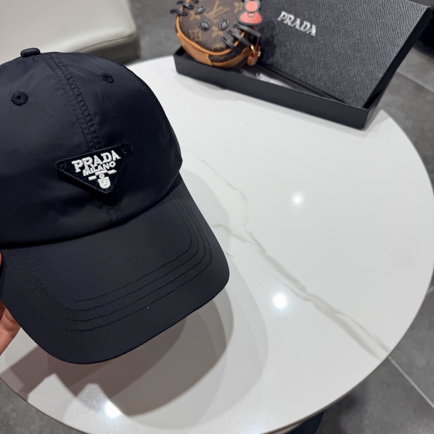 普拉达 经典棒球帽设计感超强，让人耳目一新头型非常好，可以修饰各种头型，实力百搭款