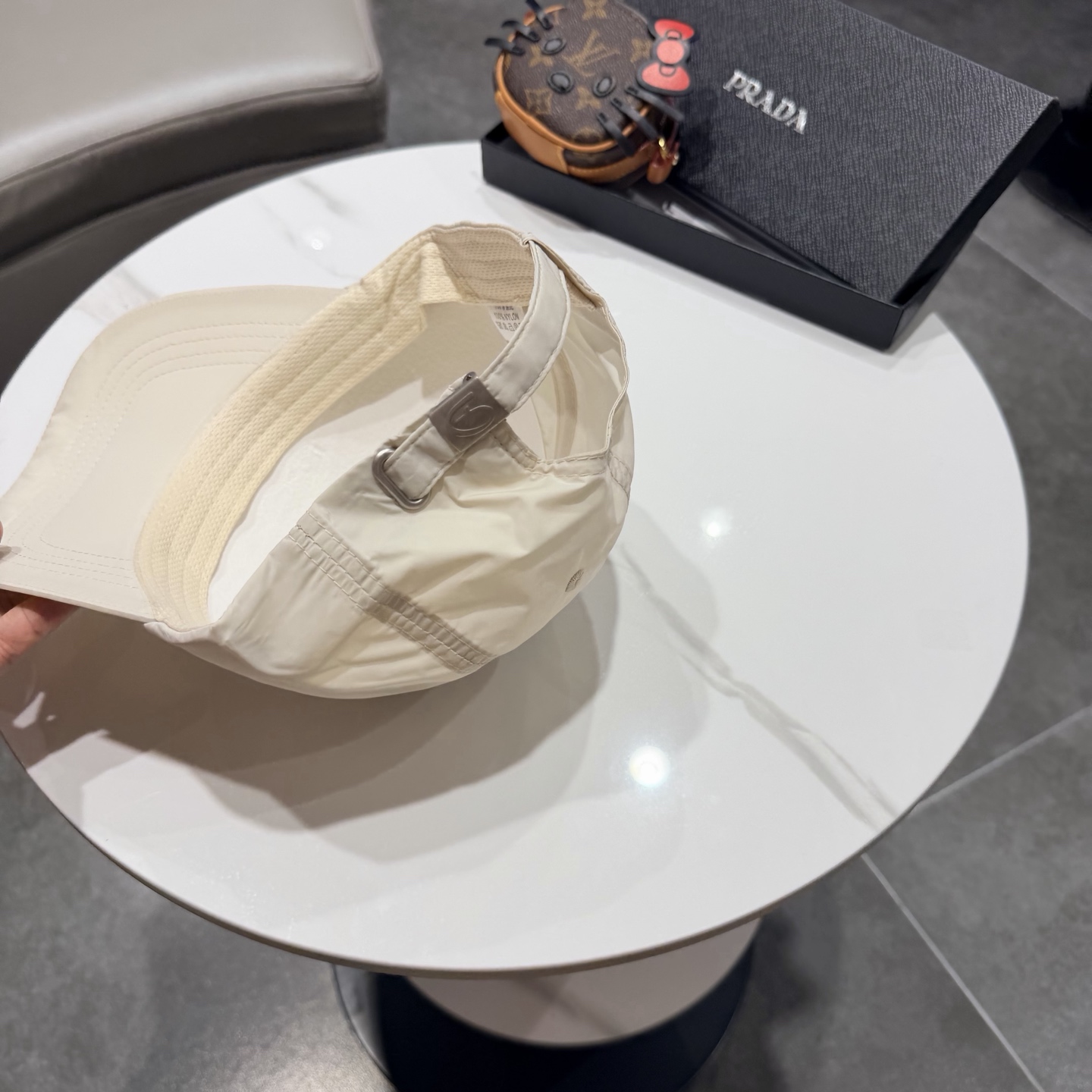 普拉达 经典棒球帽设计感超强，让人耳目一新头型非常好，可以修饰各种头型，实力百搭款