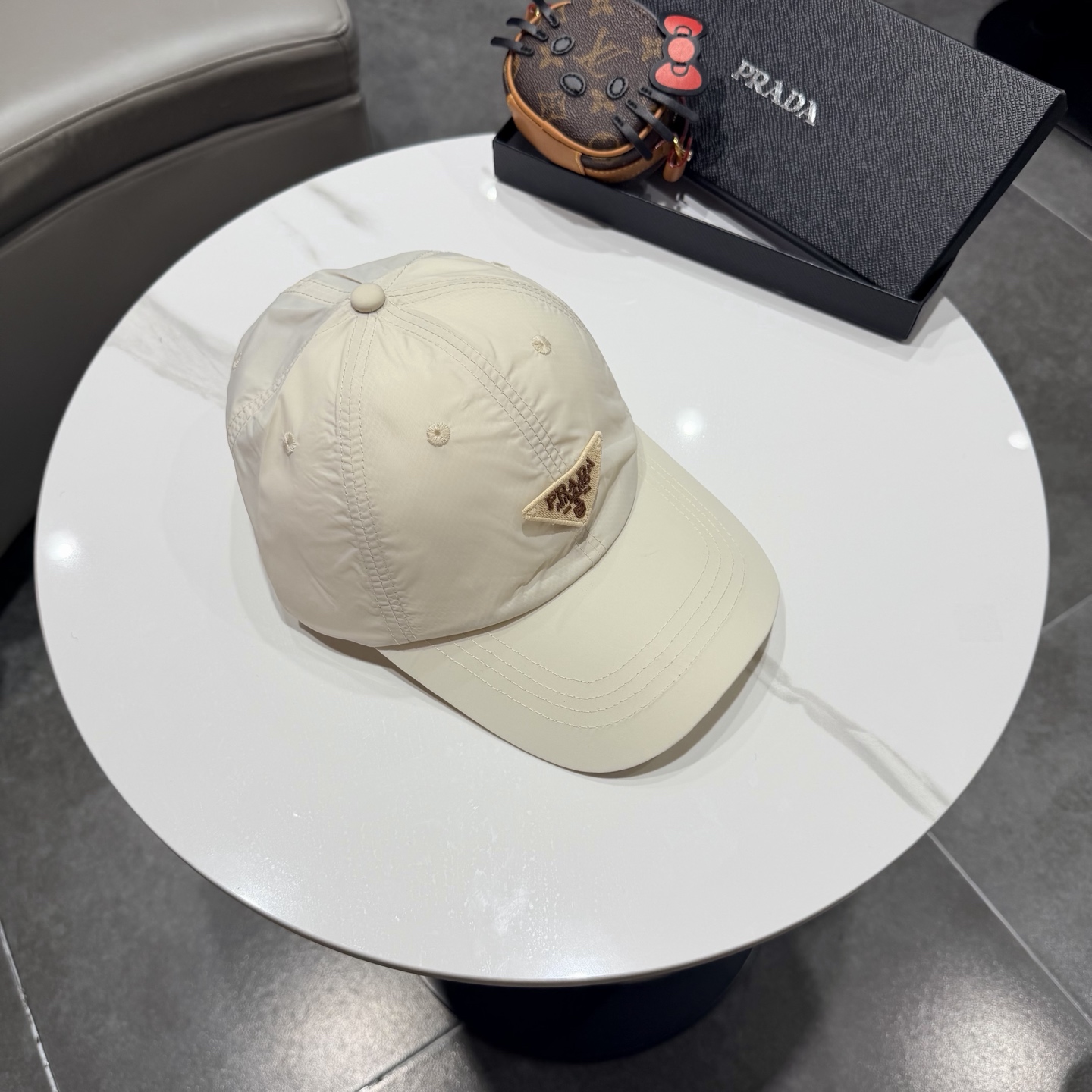 普拉达 经典棒球帽设计感超强，让人耳目一新头型非常好，可以修饰各种头型，实力百搭款