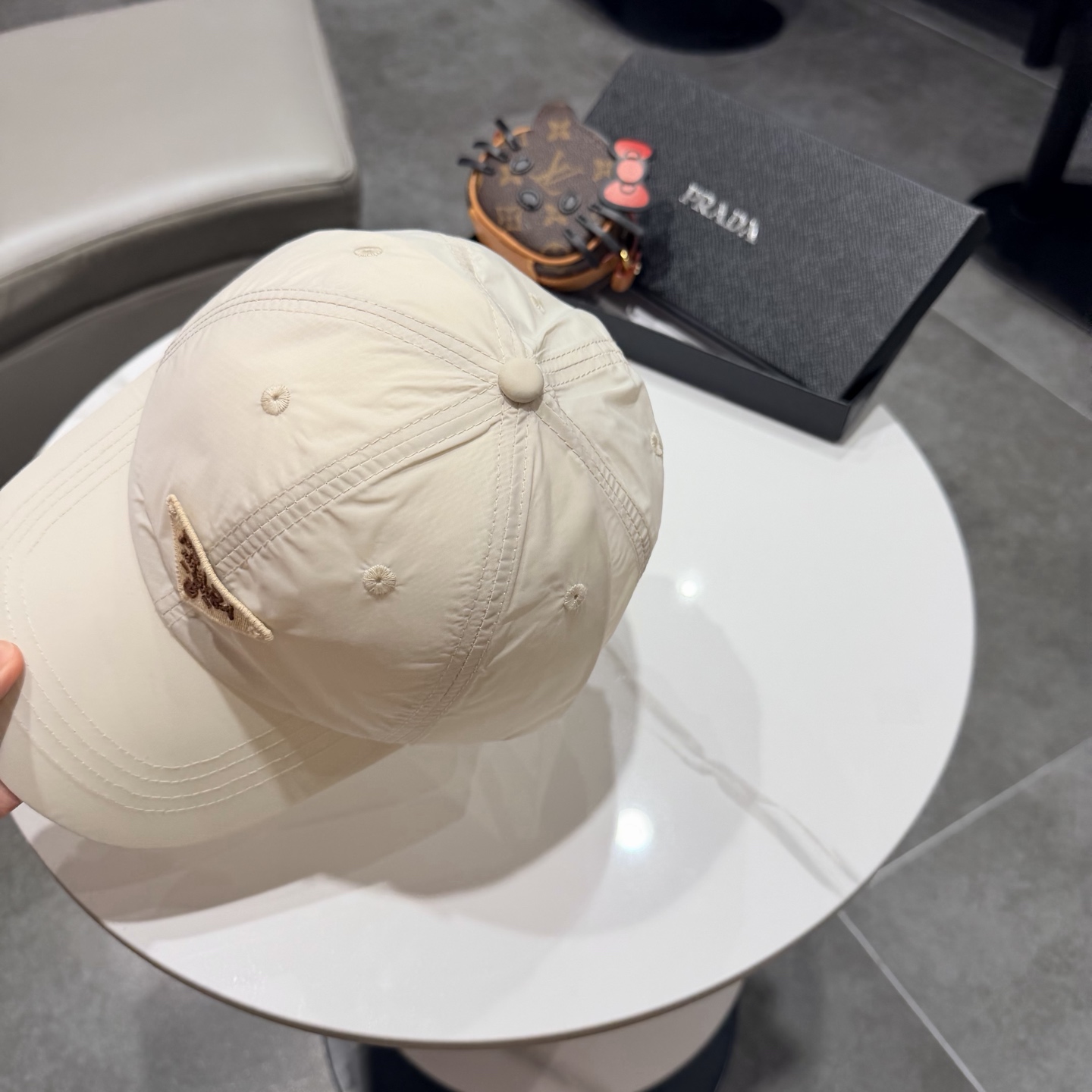 普拉达 经典棒球帽设计感超强，让人耳目一新头型非常好，可以修饰各种头型，实力百搭款