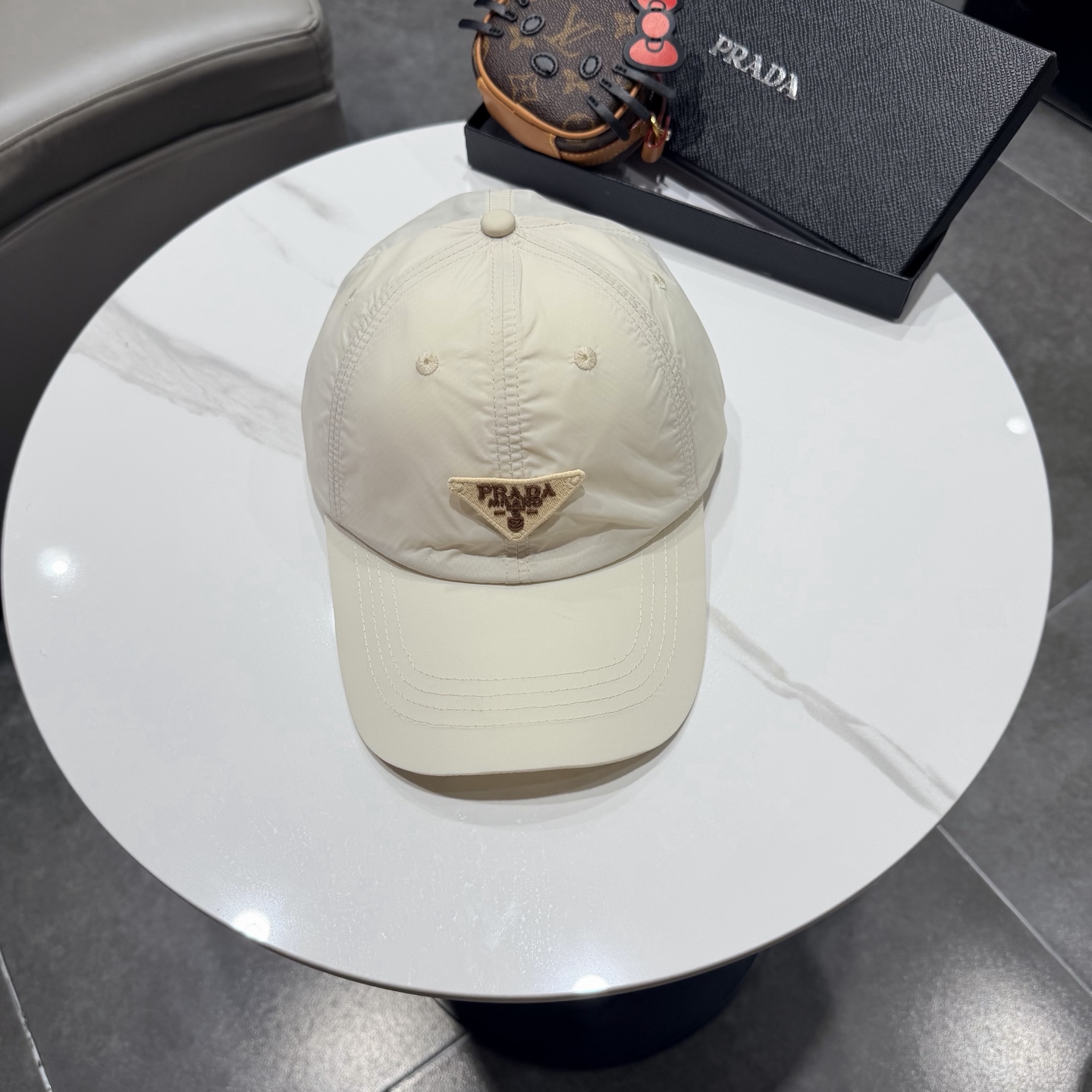 普拉达 经典棒球帽设计感超强，让人耳目一新头型非常好，可以修饰各种头型，实力百搭款