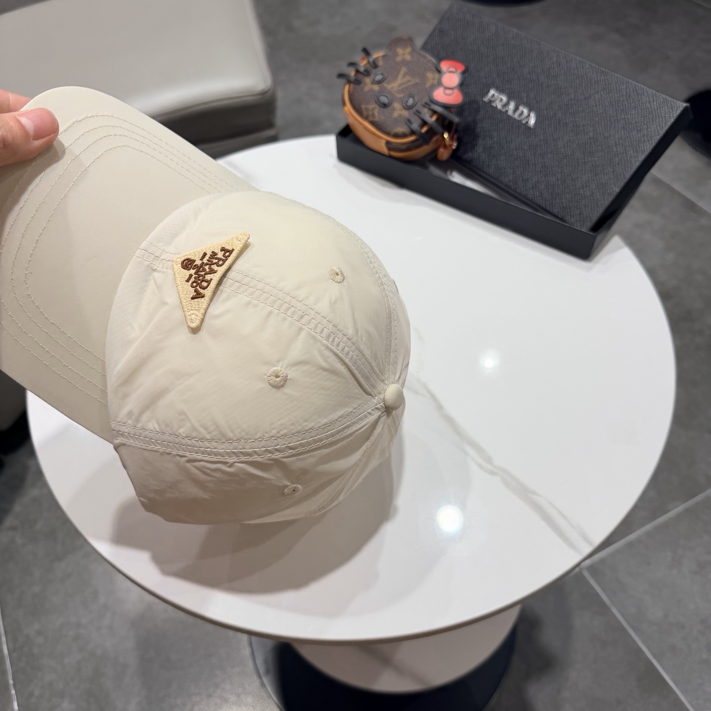 普拉达 经典棒球帽设计感超强，让人耳目一新头型非常好，可以修饰各种头型，实力百搭款