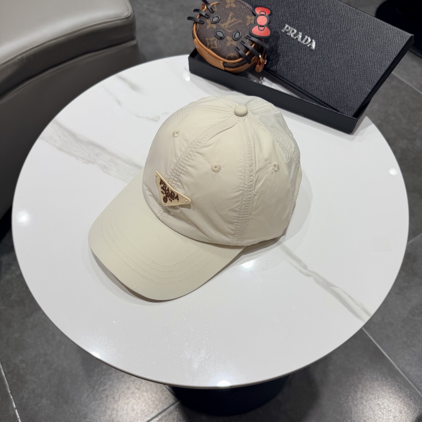 普拉达 经典棒球帽设计感超强，让人耳目一新头型非常好，可以修饰各种头型，实力百搭款