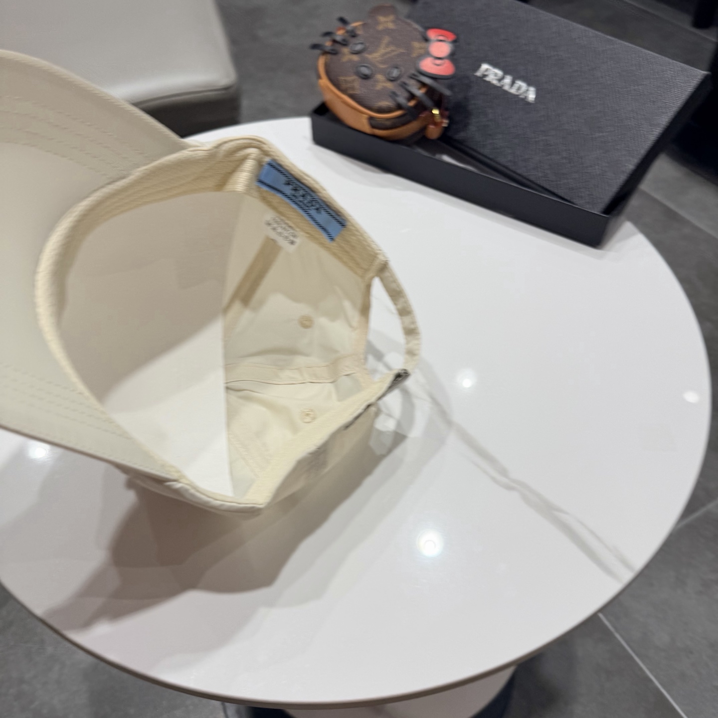 普拉达 经典棒球帽设计感超强，让人耳目一新头型非常好，可以修饰各种头型，实力百搭款