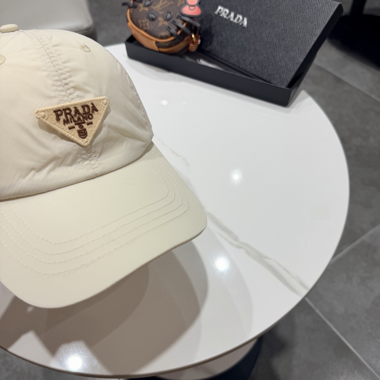 普拉达 经典棒球帽设计感超强，让人耳目一新头型非常好，可以修饰各种头型，实力百搭款