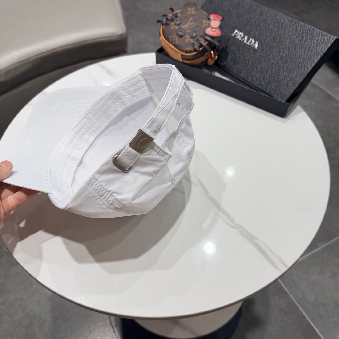 普拉达 经典棒球帽设计感超强，让人耳目一新头型非常好，可以修饰各种头型，实力百搭款