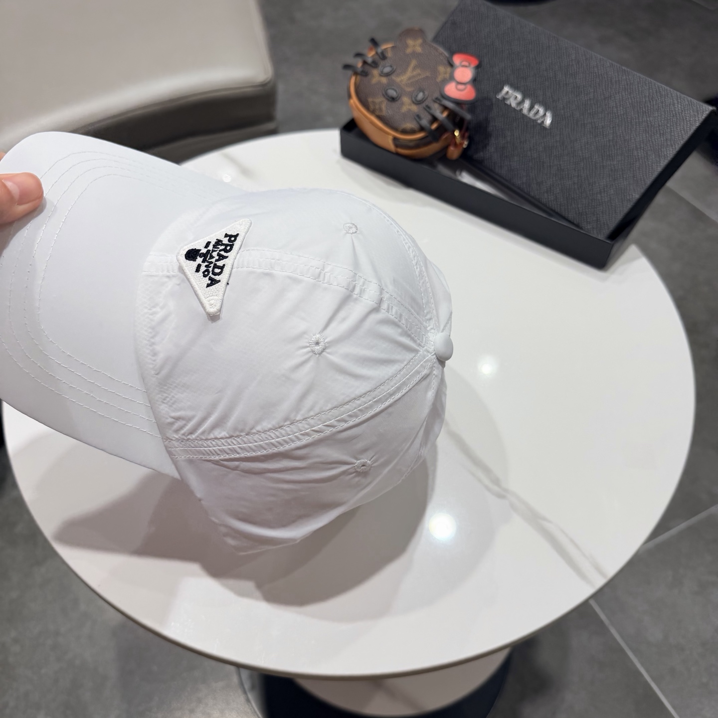 普拉达 经典棒球帽设计感超强，让人耳目一新头型非常好，可以修饰各种头型，实力百搭款