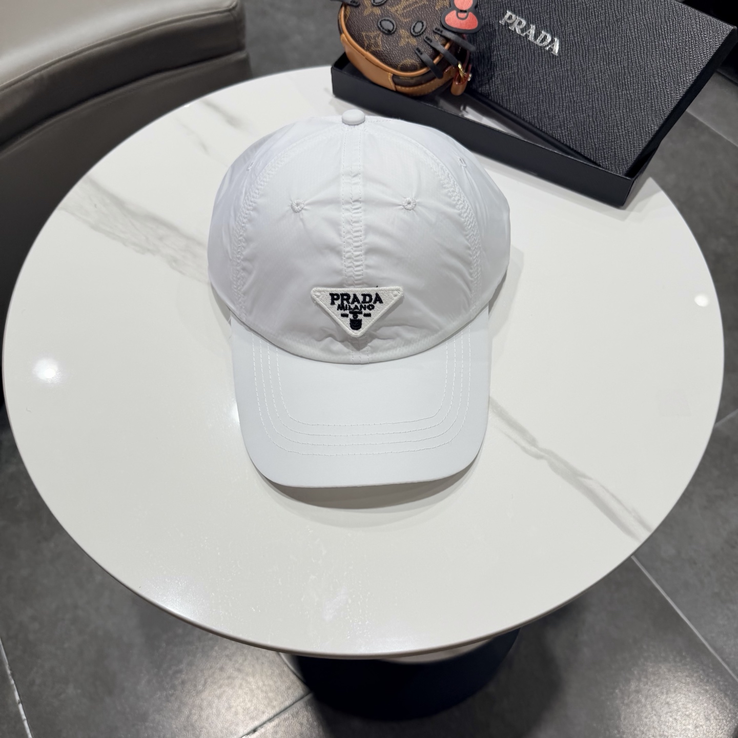 普拉达 经典棒球帽设计感超强，让人耳目一新头型非常好，可以修饰各种头型，实力百搭款