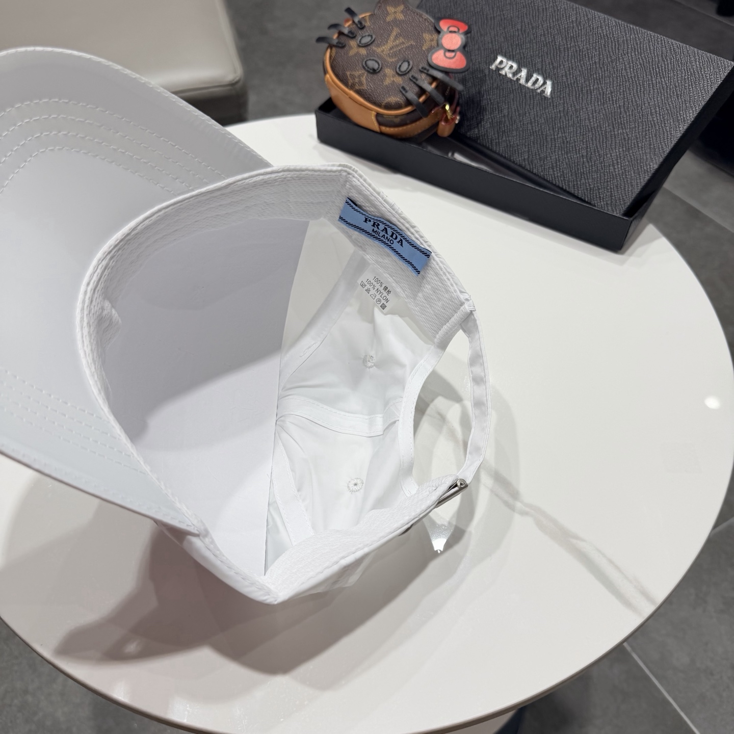 普拉达 经典棒球帽设计感超强，让人耳目一新头型非常好，可以修饰各种头型，实力百搭款