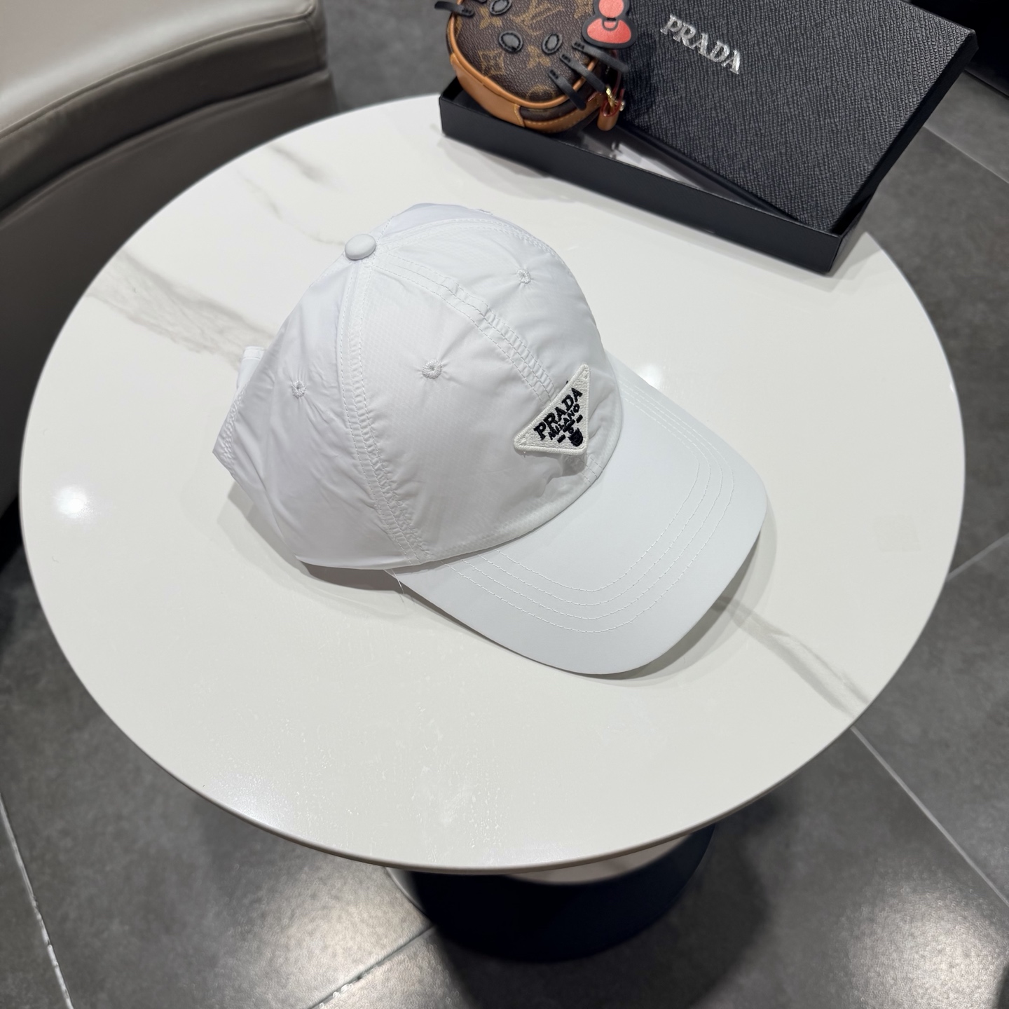 普拉达 经典棒球帽设计感超强，让人耳目一新头型非常好，可以修饰各种头型，实力百搭款