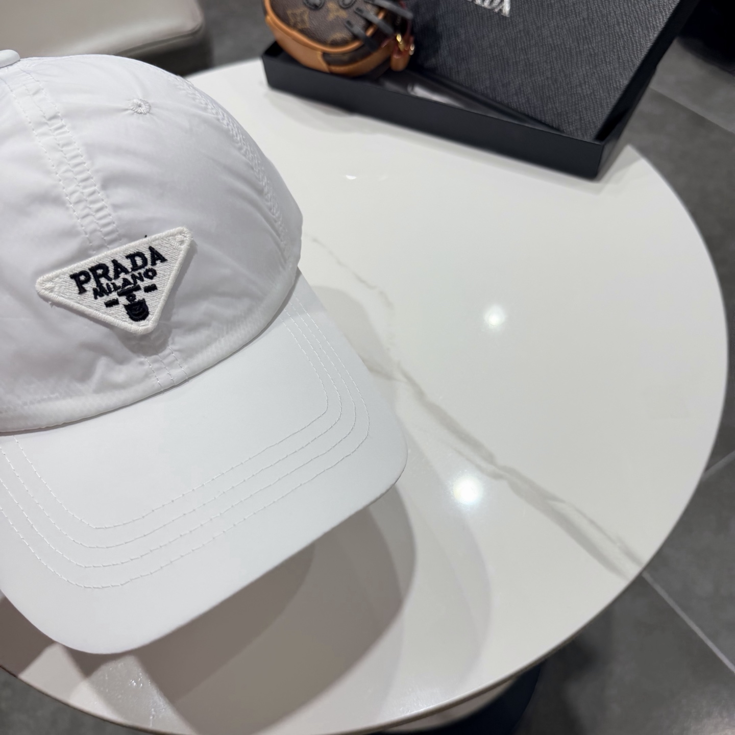普拉达 经典棒球帽设计感超强，让人耳目一新头型非常好，可以修饰各种头型，实力百搭款