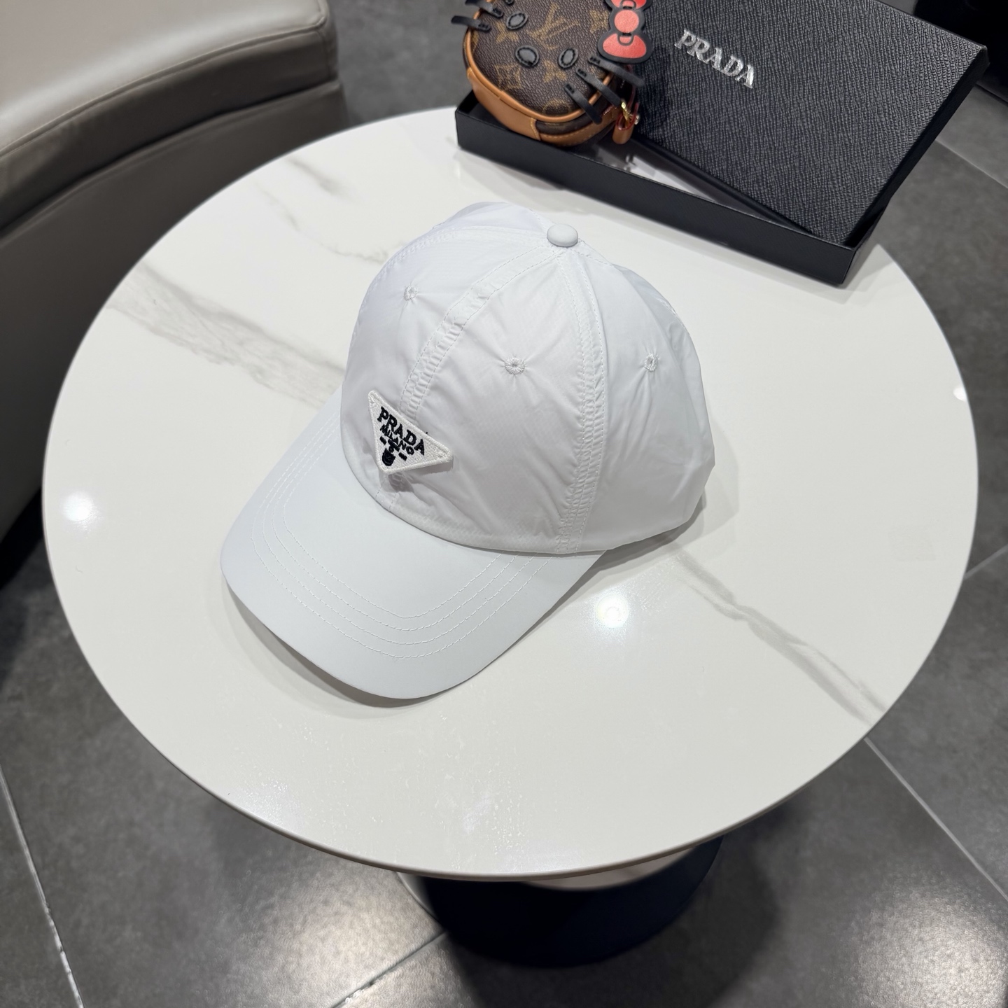 普拉达 经典棒球帽设计感超强，让人耳目一新头型非常好，可以修饰各种头型，实力百搭款