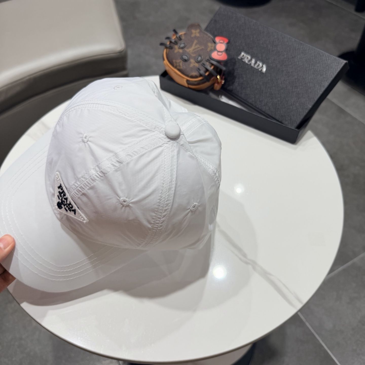 普拉达 经典棒球帽设计感超强，让人耳目一新头型非常好，可以修饰各种头型，实力百搭款