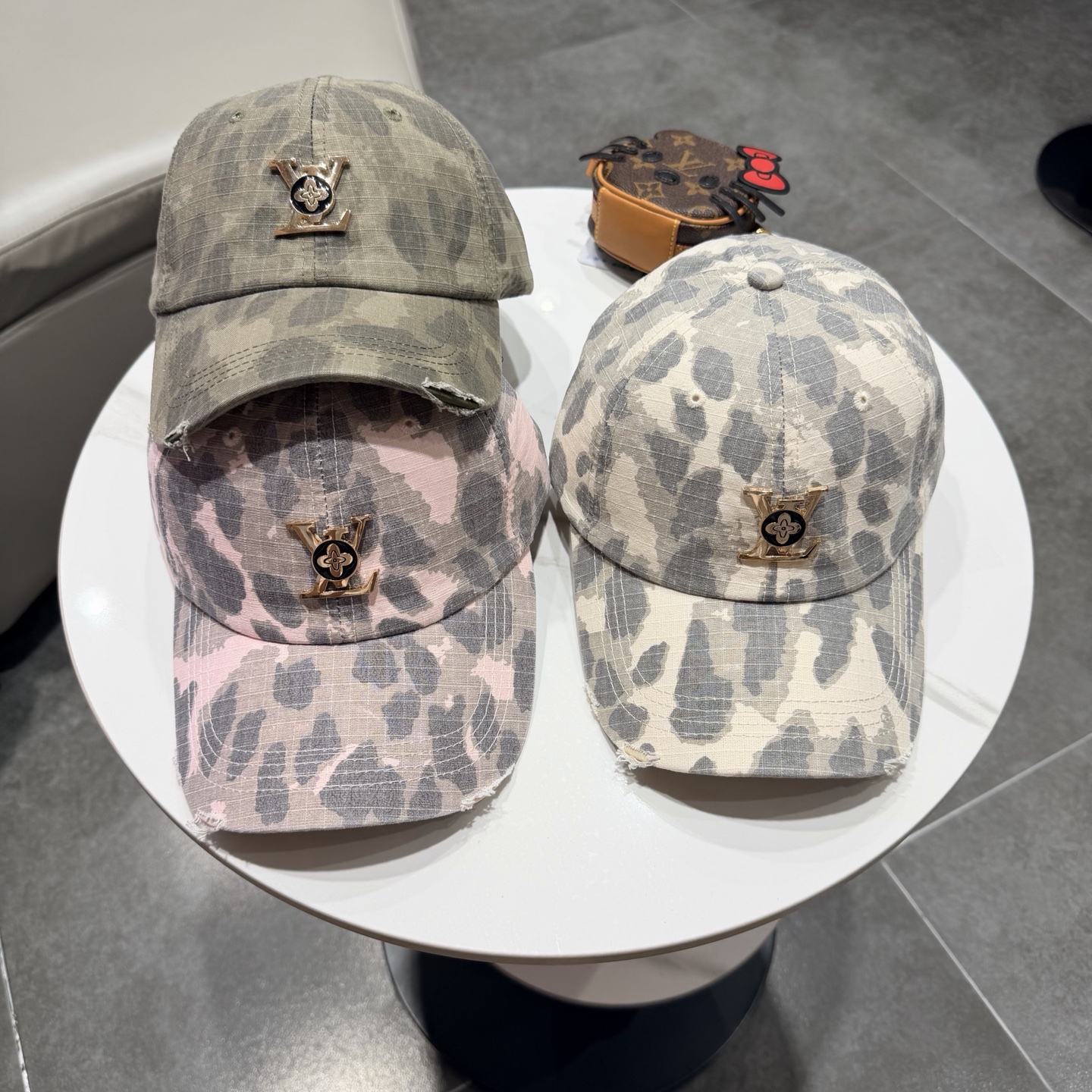 🧢路易威登棒球帽 LouisVuitton😍新款LV棒球帽，重工打造♥️高端大气，百搭款🤗男女通用！