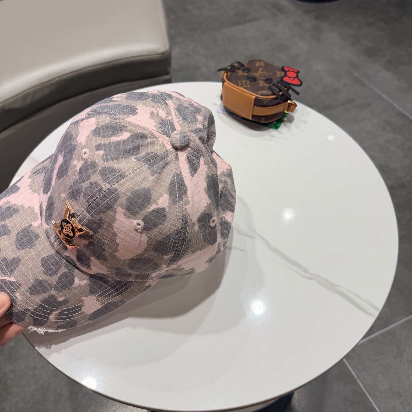 🧢路易威登棒球帽 LouisVuitton😍新款LV棒球帽，重工打造♥️高端大气，百搭款🤗男女通用！