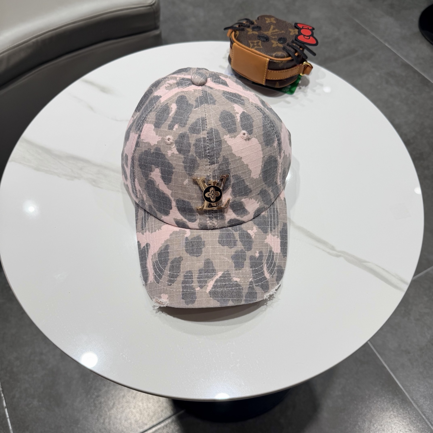 🧢路易威登棒球帽 LouisVuitton😍新款LV棒球帽，重工打造♥️高端大气，百搭款🤗男女通用！