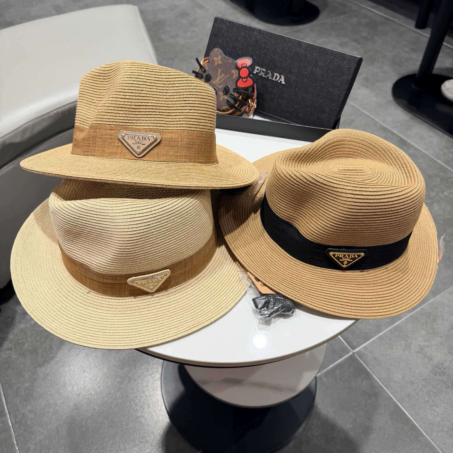 Prada普拉达夏天防晒遮阳帽子女网红款度假海边巴拿马草帽复古凹顶大檐礼帽潮