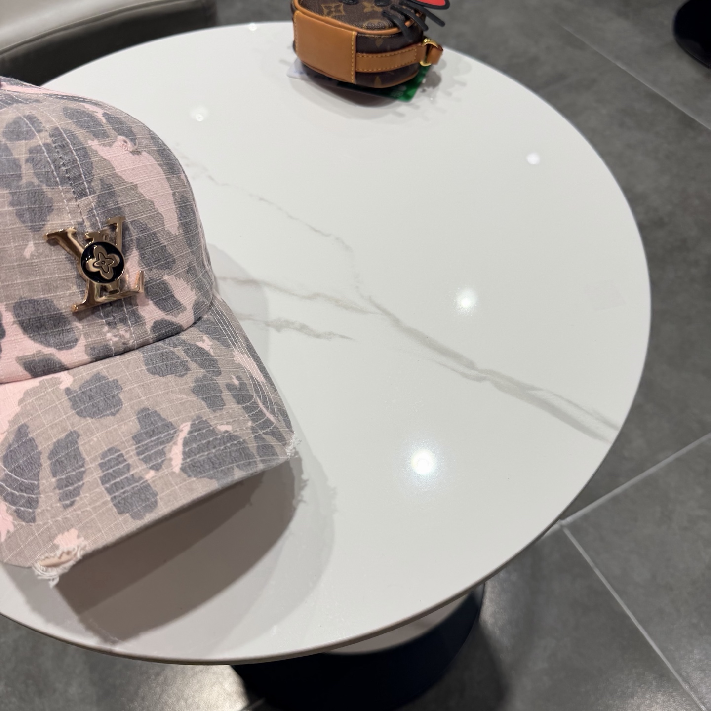 🧢路易威登棒球帽 LouisVuitton😍新款LV棒球帽，重工打造♥️高端大气，百搭款🤗男女通用！