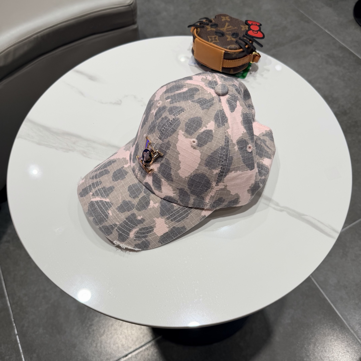 🧢路易威登棒球帽 LouisVuitton😍新款LV棒球帽，重工打造♥️高端大气，百搭款🤗男女通用！