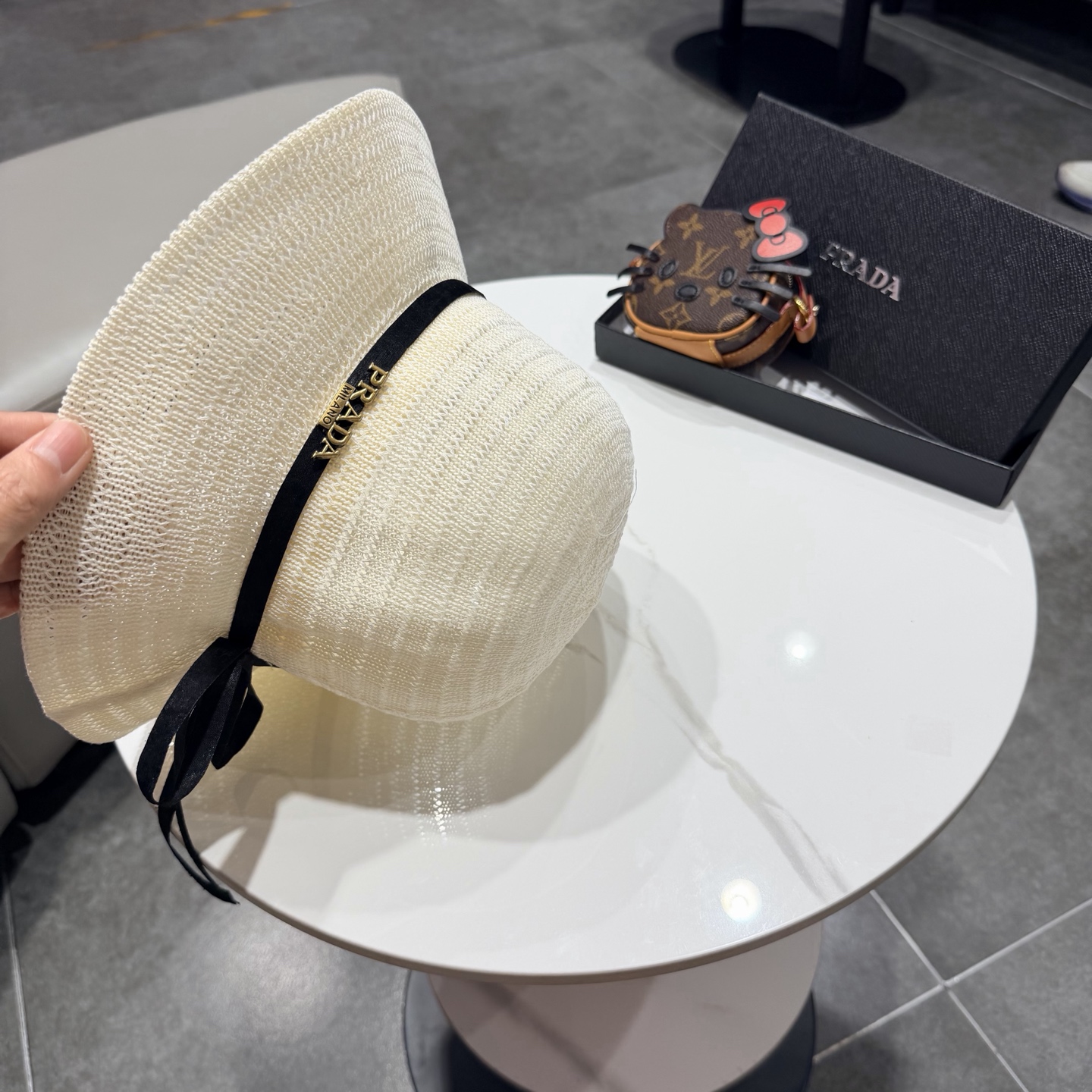 Prada2026新款针织渔夫帽独特设计～复古独特设计