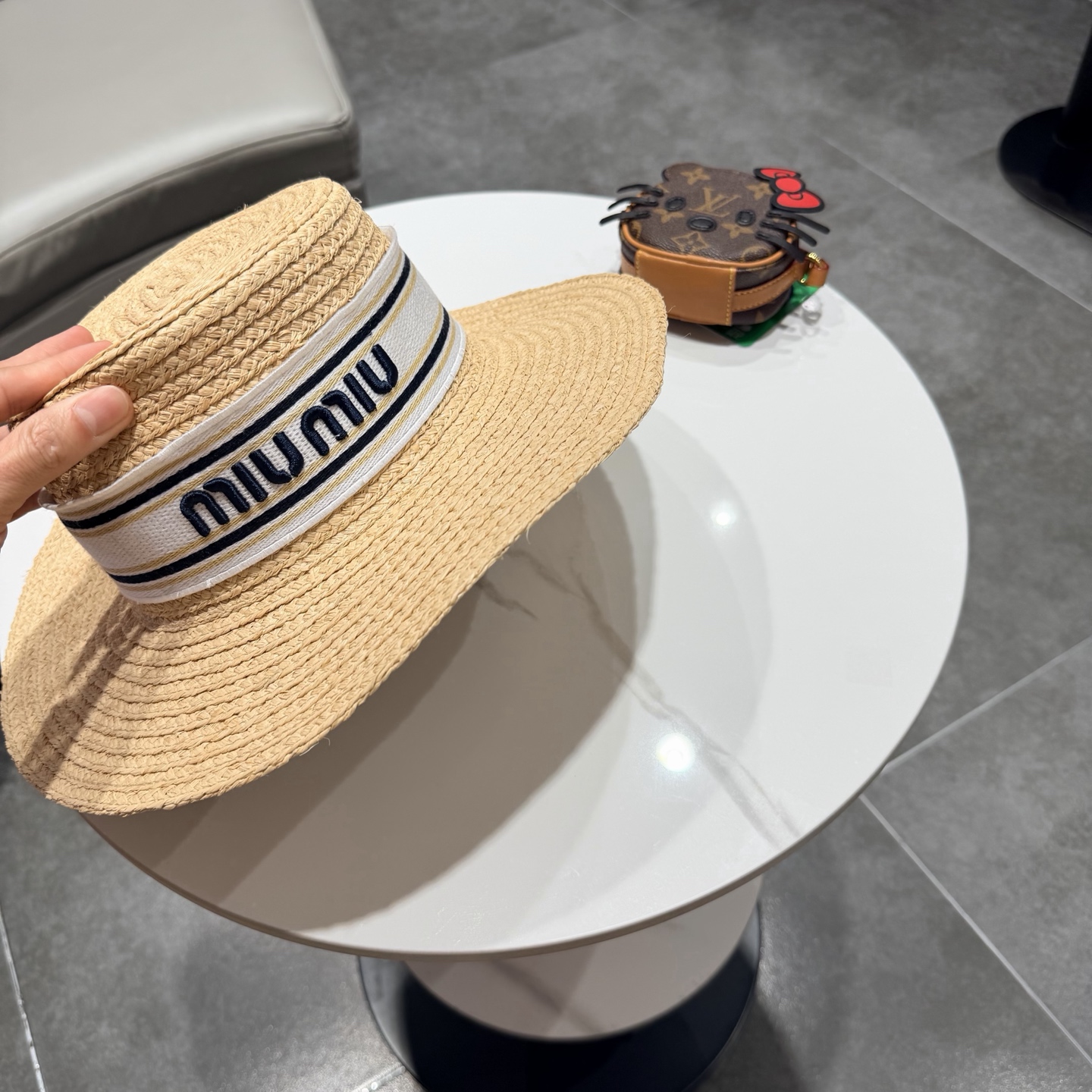 miumiu缪缪拉菲草帽，纯手工钩织供不应求，卖一个少一个，头围57cm