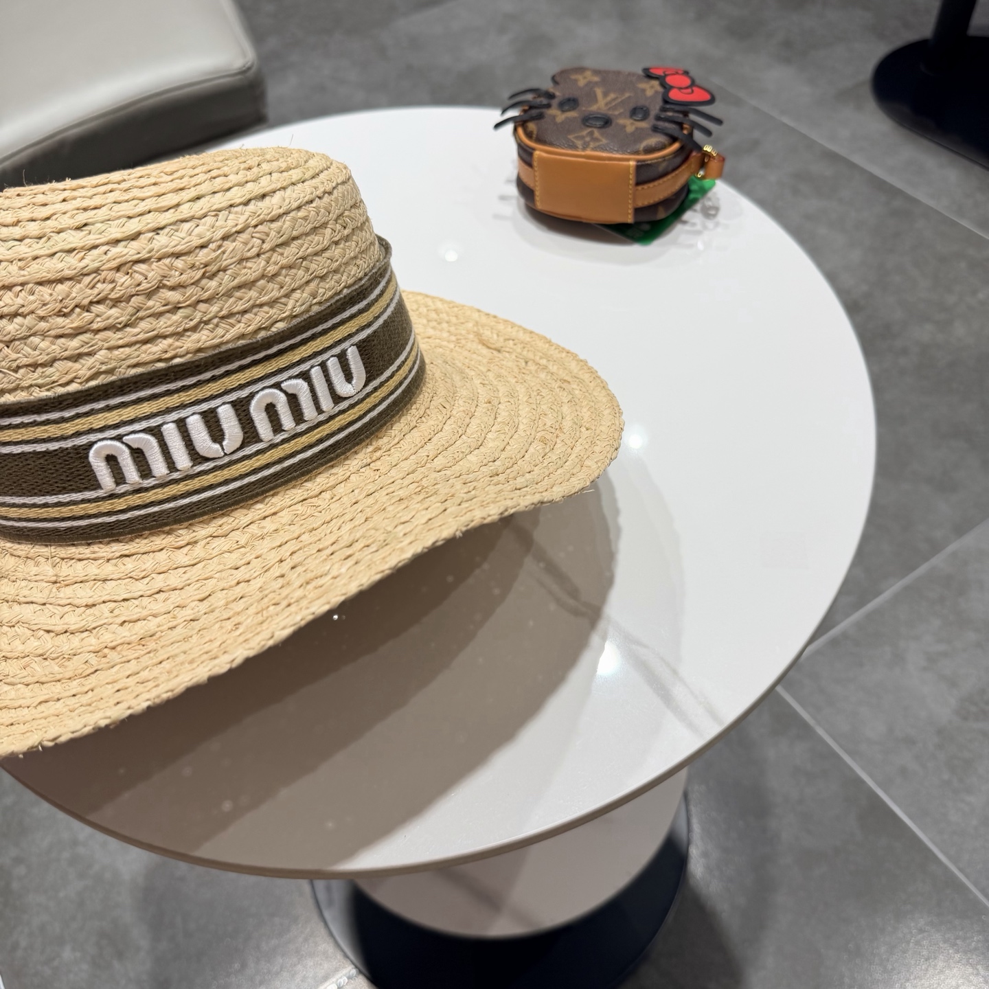 miumiu缪缪拉菲草帽，纯手工钩织供不应求，卖一个少一个，头围57cm