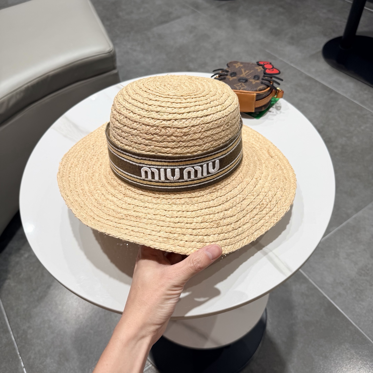 miumiu缪缪拉菲草帽，纯手工钩织供不应求，卖一个少一个，头围57cm