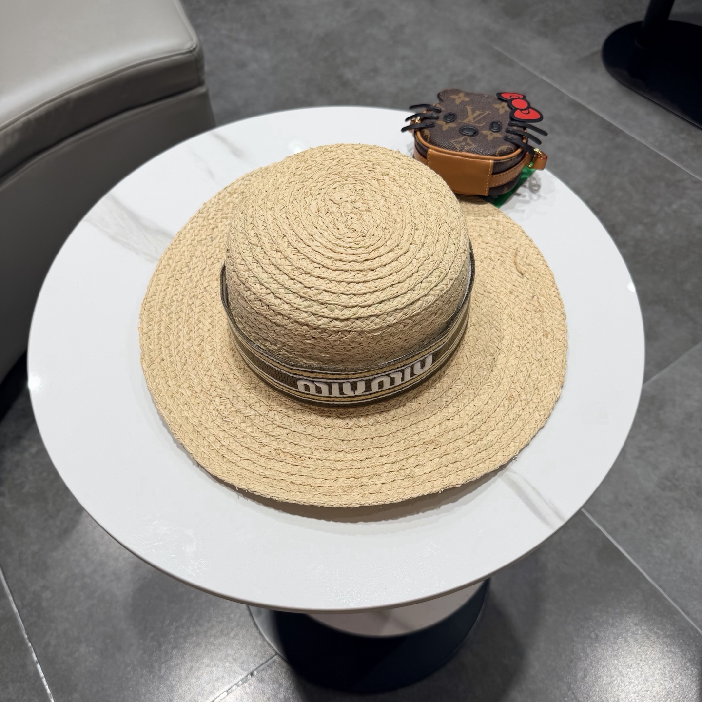 miumiu缪缪拉菲草帽，纯手工钩织供不应求，卖一个少一个，头围57cm