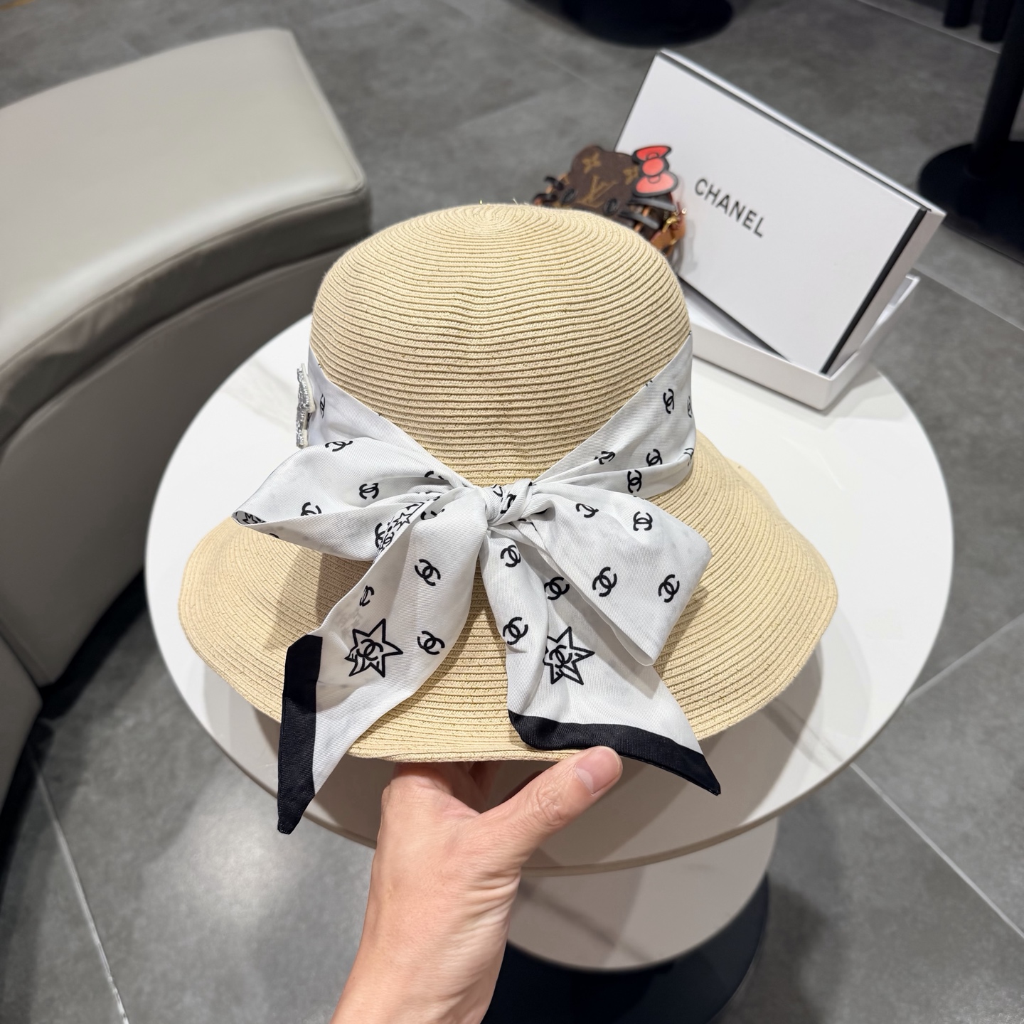 Chanel香奈儿新款名媛风圆顶草帽，夏季百搭！