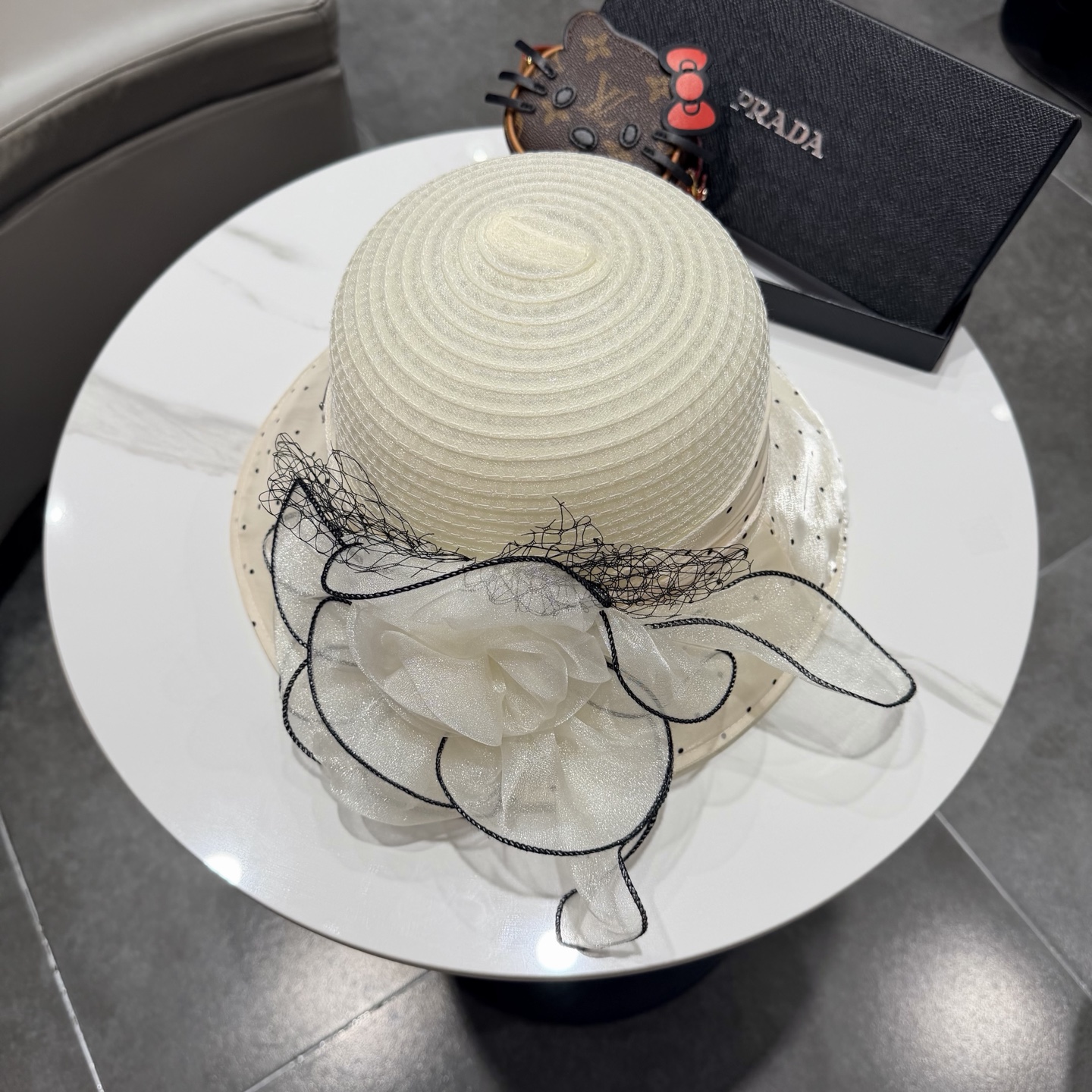 Prada普拉达女欧根纱太阳帽小沿精致手工大花朵防晒礼帽欧美风网纱帽