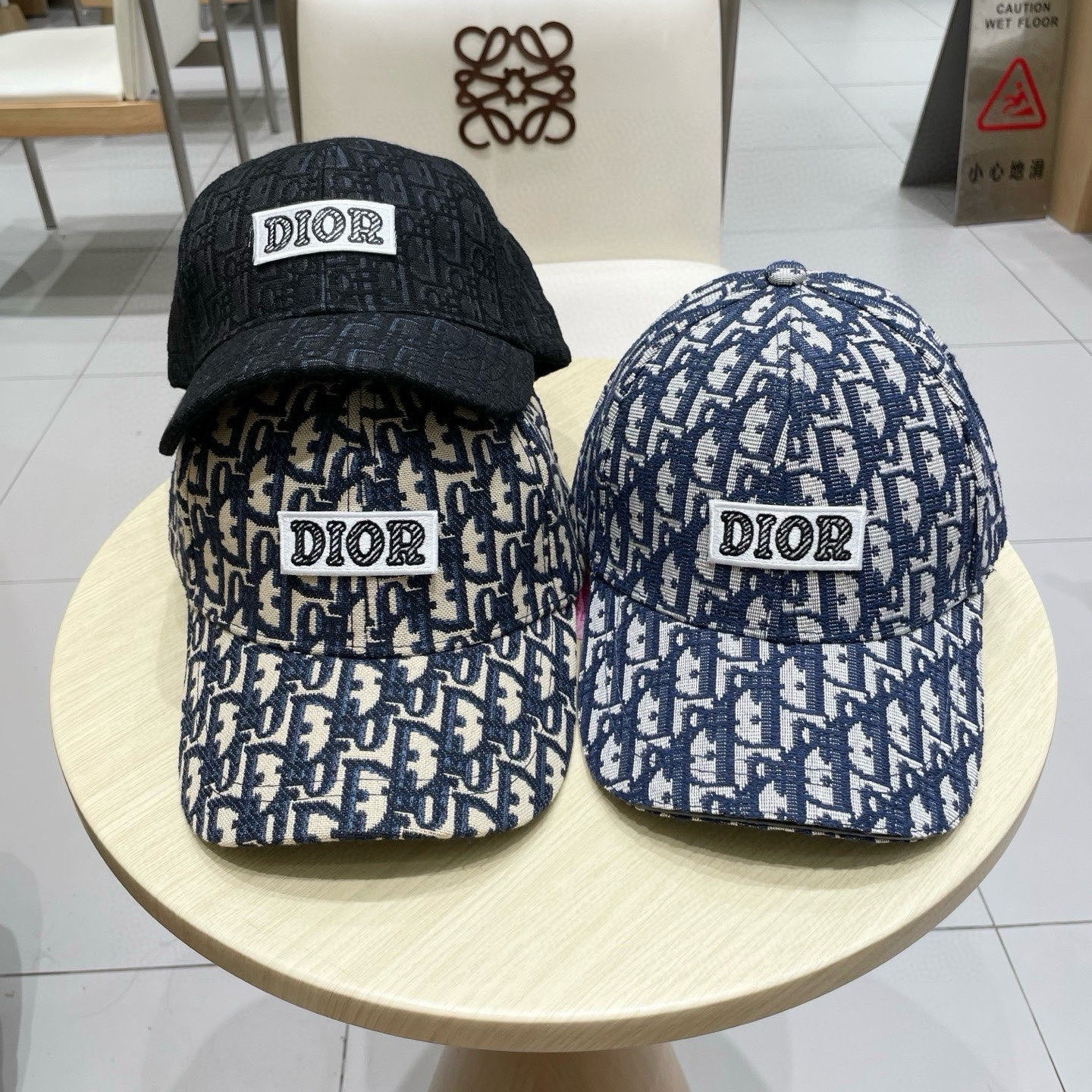 迪奥Dior👒 新款高版本刺绣棒球帽🧢，防晒指数超高，特别显脸小，有型不软塌，可随意折叠，携带方便🤗