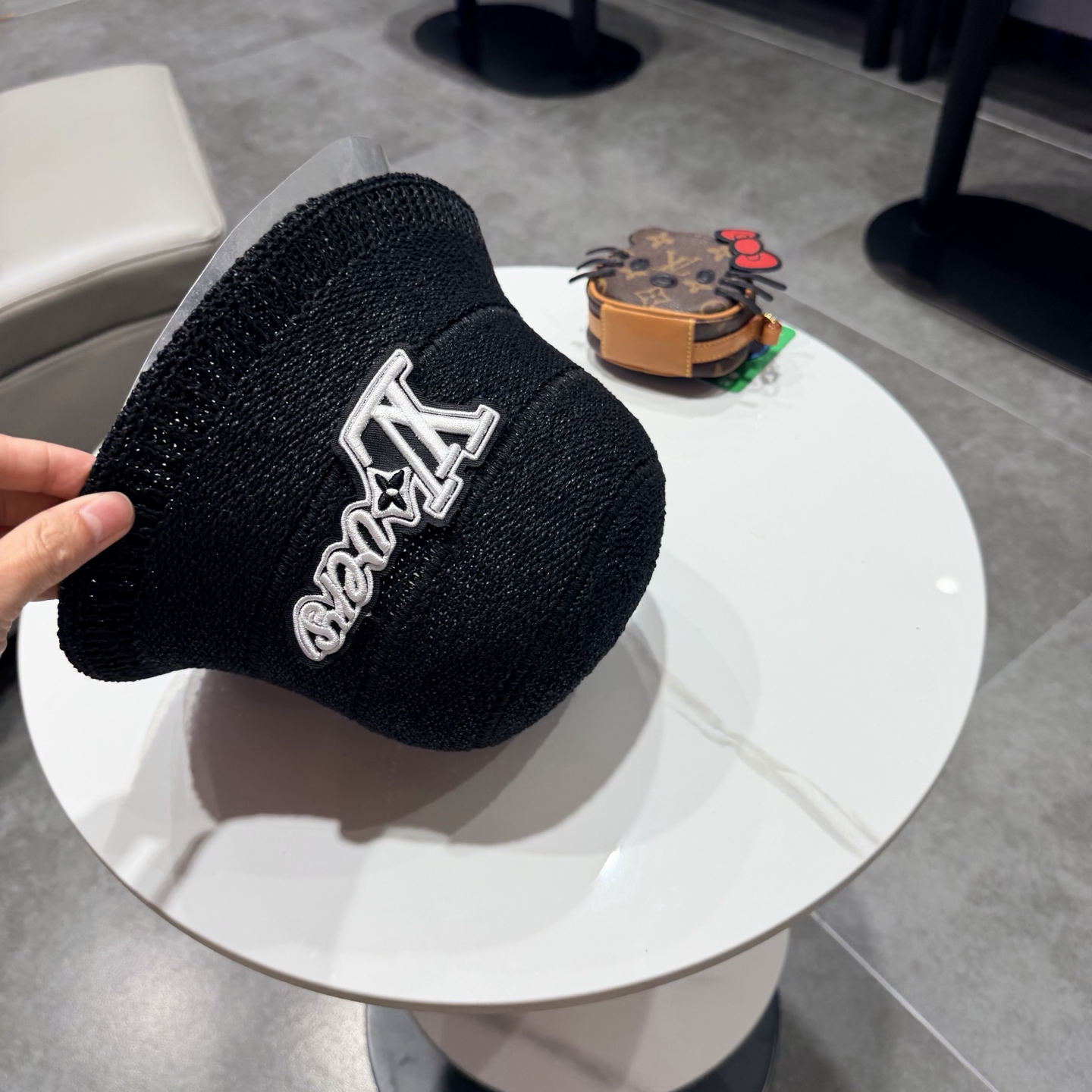 LV路易威登针织盆帽，渔夫帽高密度制作，一顶超级有品位的针织帽了~出街首选！帽型超美腻颜色妥妥，轻便携带