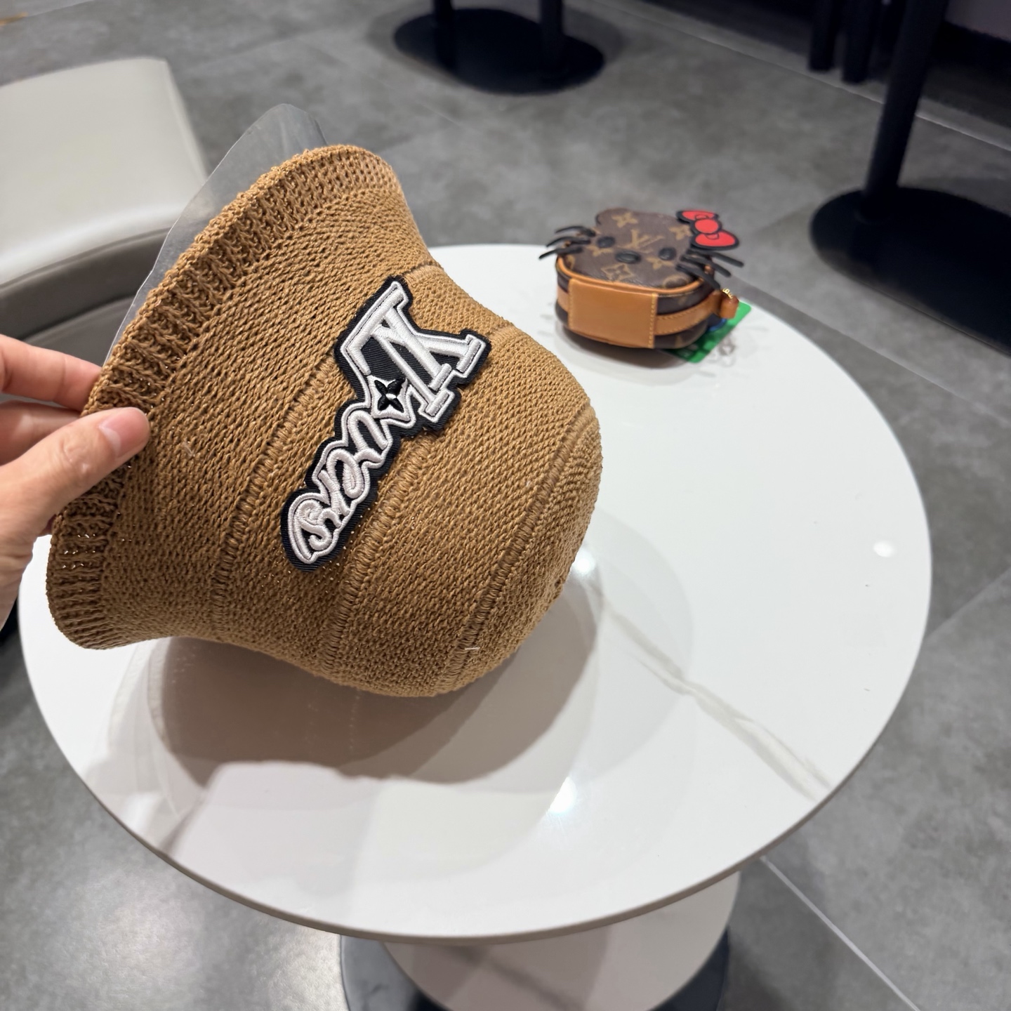 LV路易威登针织盆帽，渔夫帽高密度制作，一顶超级有品位的针织帽了~出街首选！帽型超美腻颜色妥妥，轻便携带